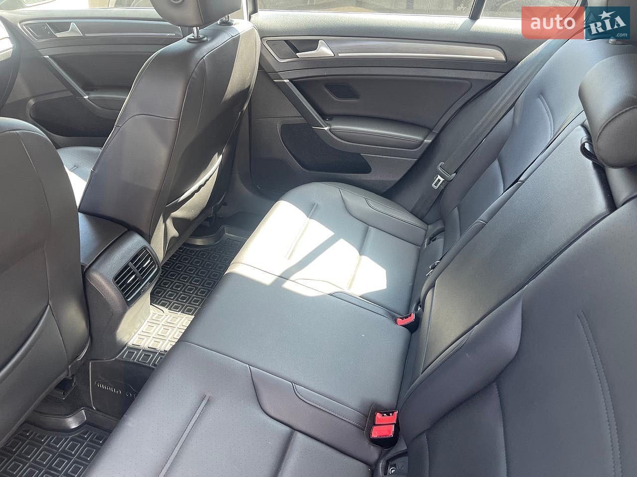 Volkswagen e-Golf 2019 VIN WVWPR7AU0KW911072 фото оголошення 3 з 19