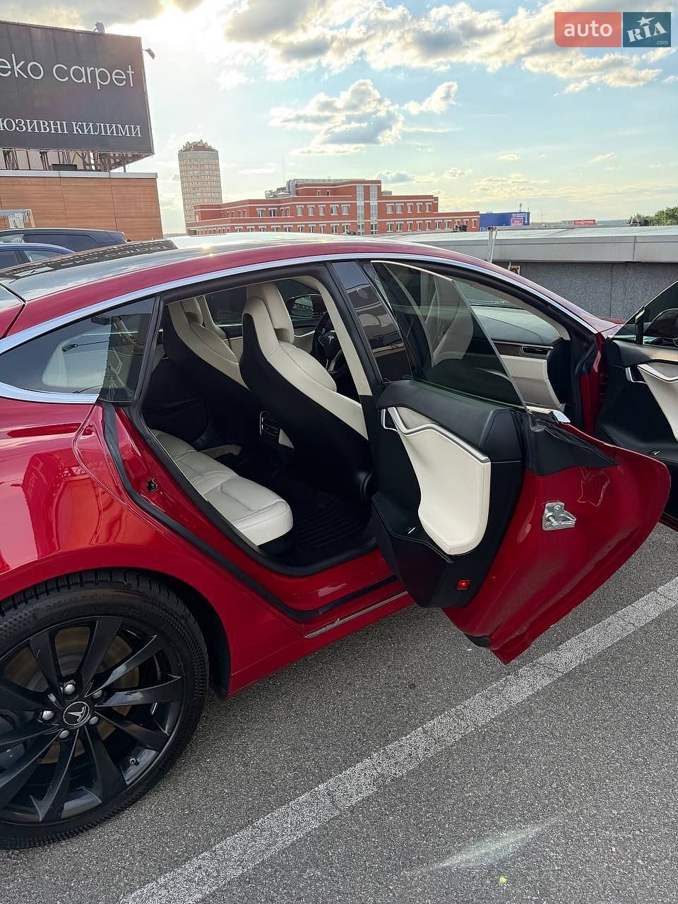 Tesla Model S 2018 VIN 5YJSA1E27JF244608 фото оголошення 5 з 35