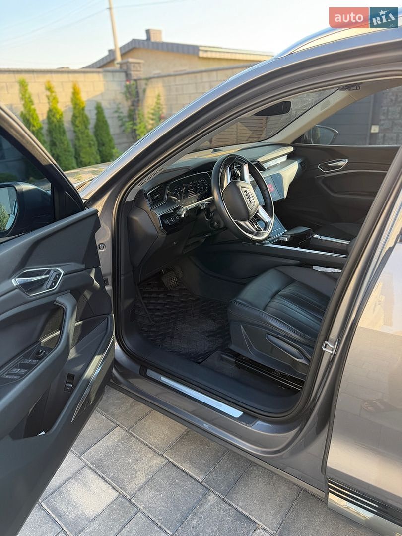 Audi e-tron 2019 VIN WAUZZZGE2KB017664 фото оголошення 16 з 31