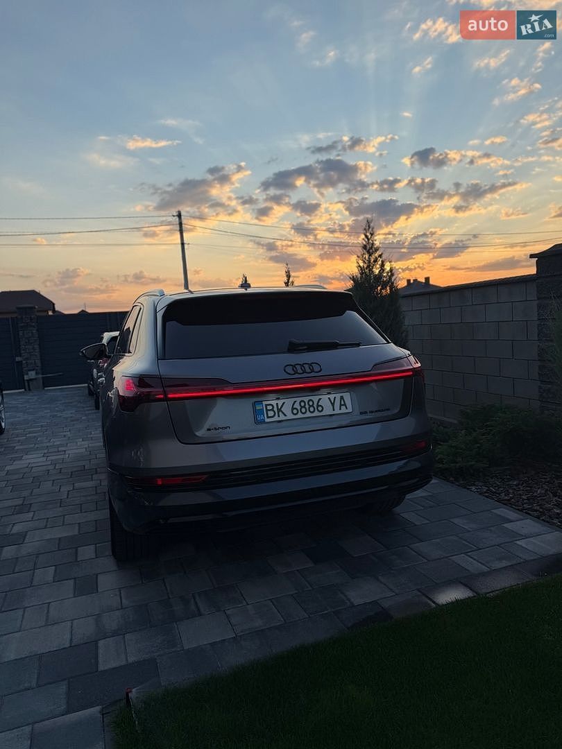 Audi e-tron 2019 VIN WAUZZZGE2KB017664 фото оголошення 15 з 31