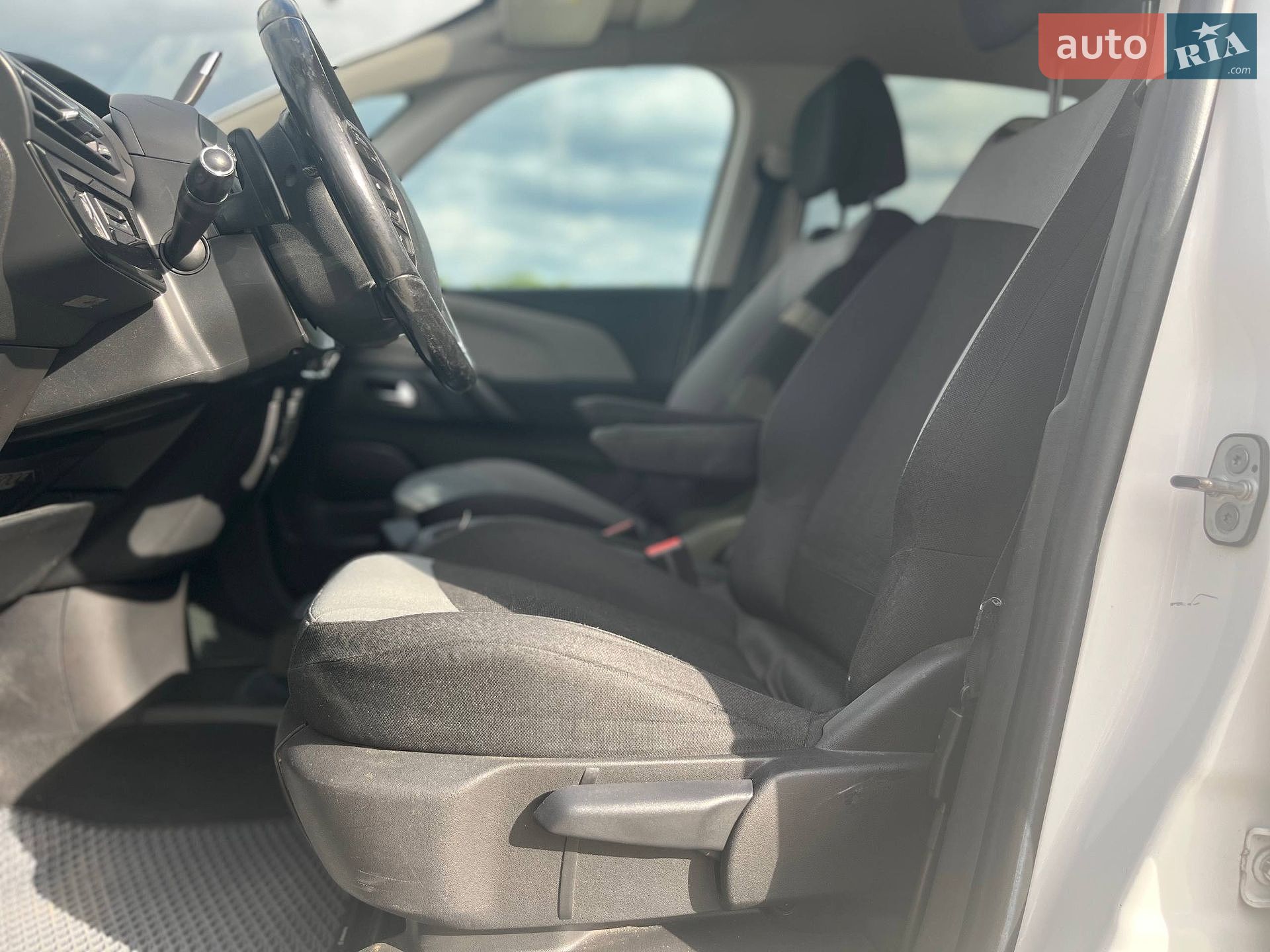 Citroen C4 Picasso 2015 VIN VF73DBHZTFJ732486 фото оголошення 15 з 47