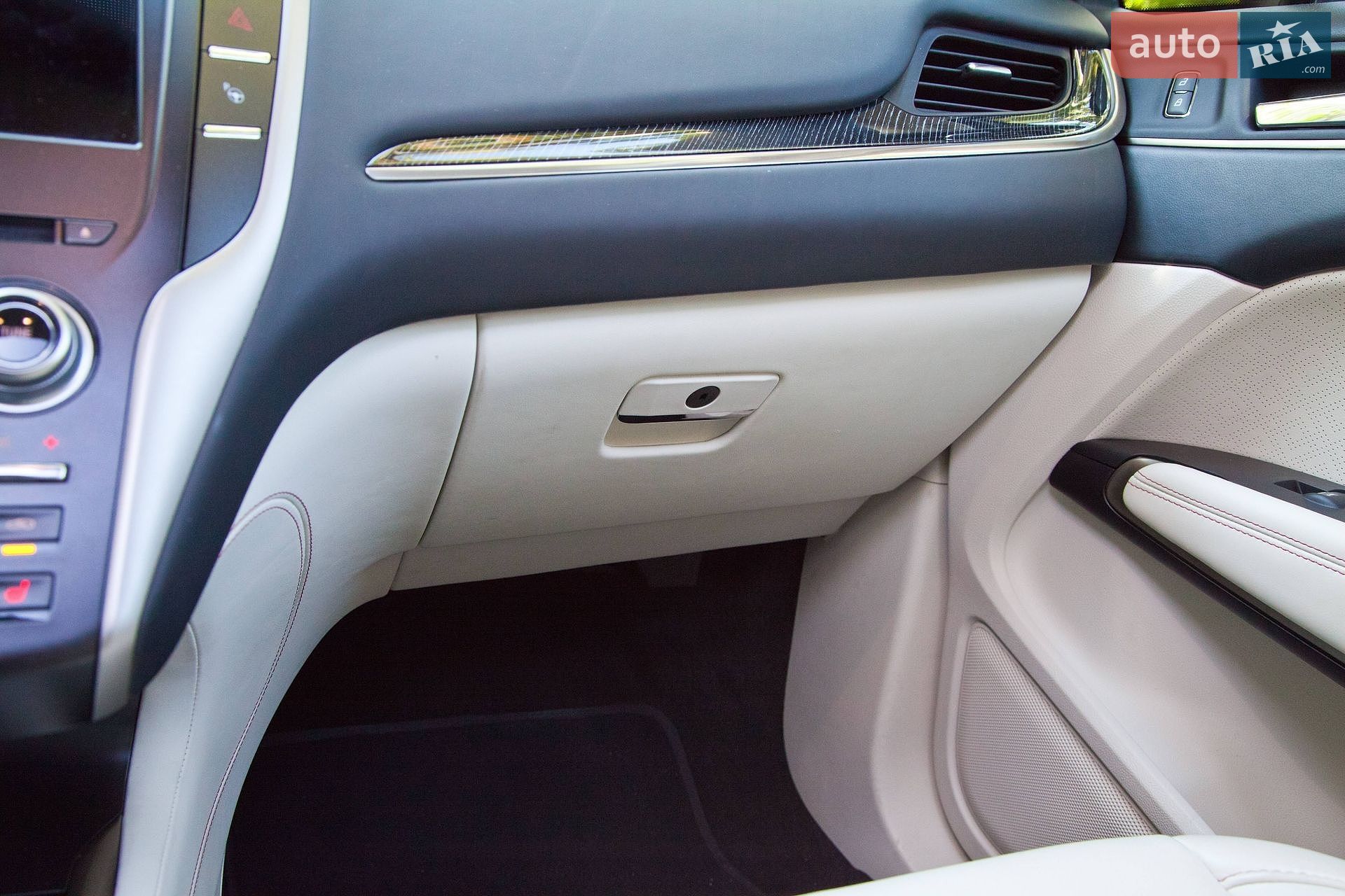 Lincoln MKC 2018 VIN 5LMTJ4DH4KUL03854 фото оголошення 19 з 27