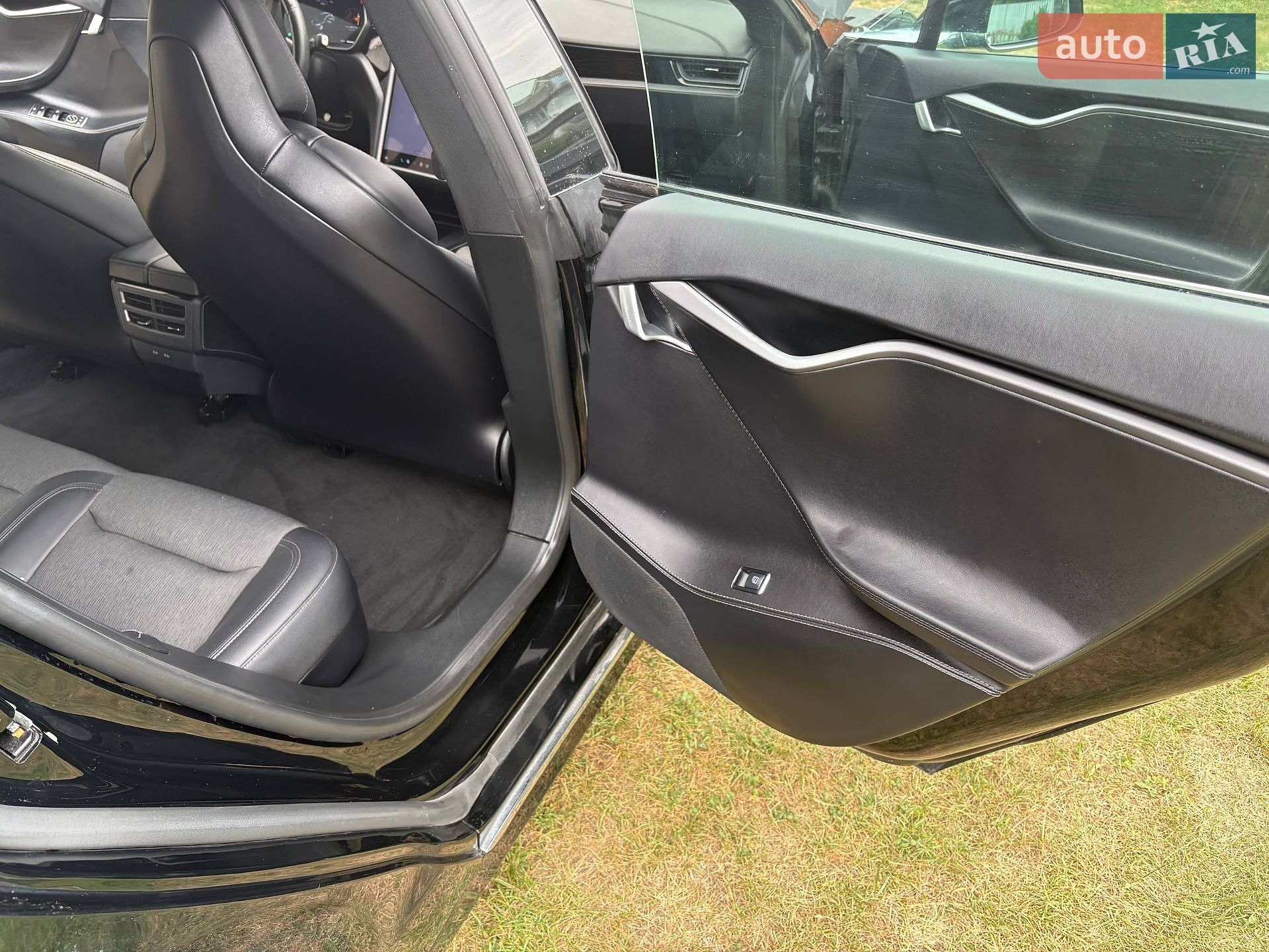 Tesla Model S 2018 VIN 5YJSA1E2XJF286173 фото оголошення 17 з 29