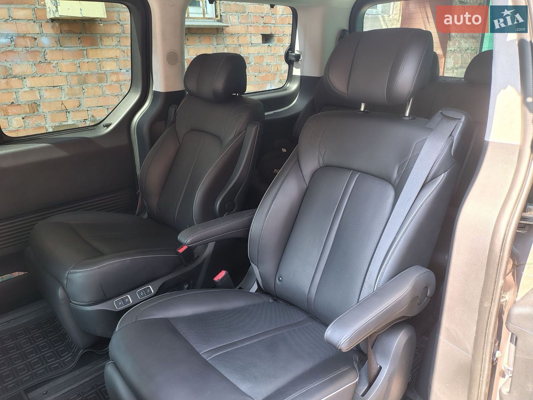Hyundai Staria 2025 VIN KMHYF811DSU238476 фото оголошення 2 з 7