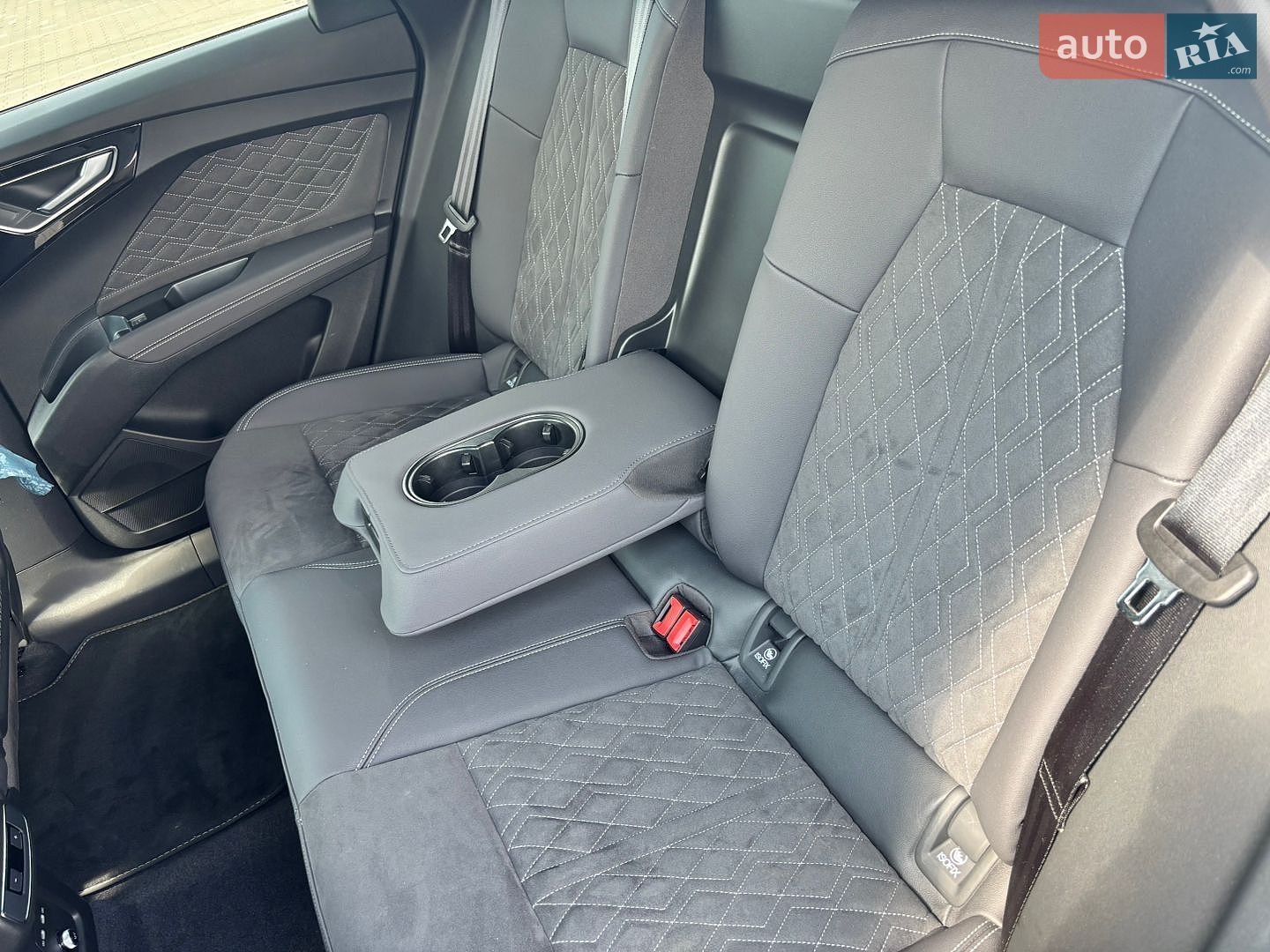 Audi Q4 e-tron 2024 VIN LFVVB9G32R5241698 фото оголошення 35 з 55