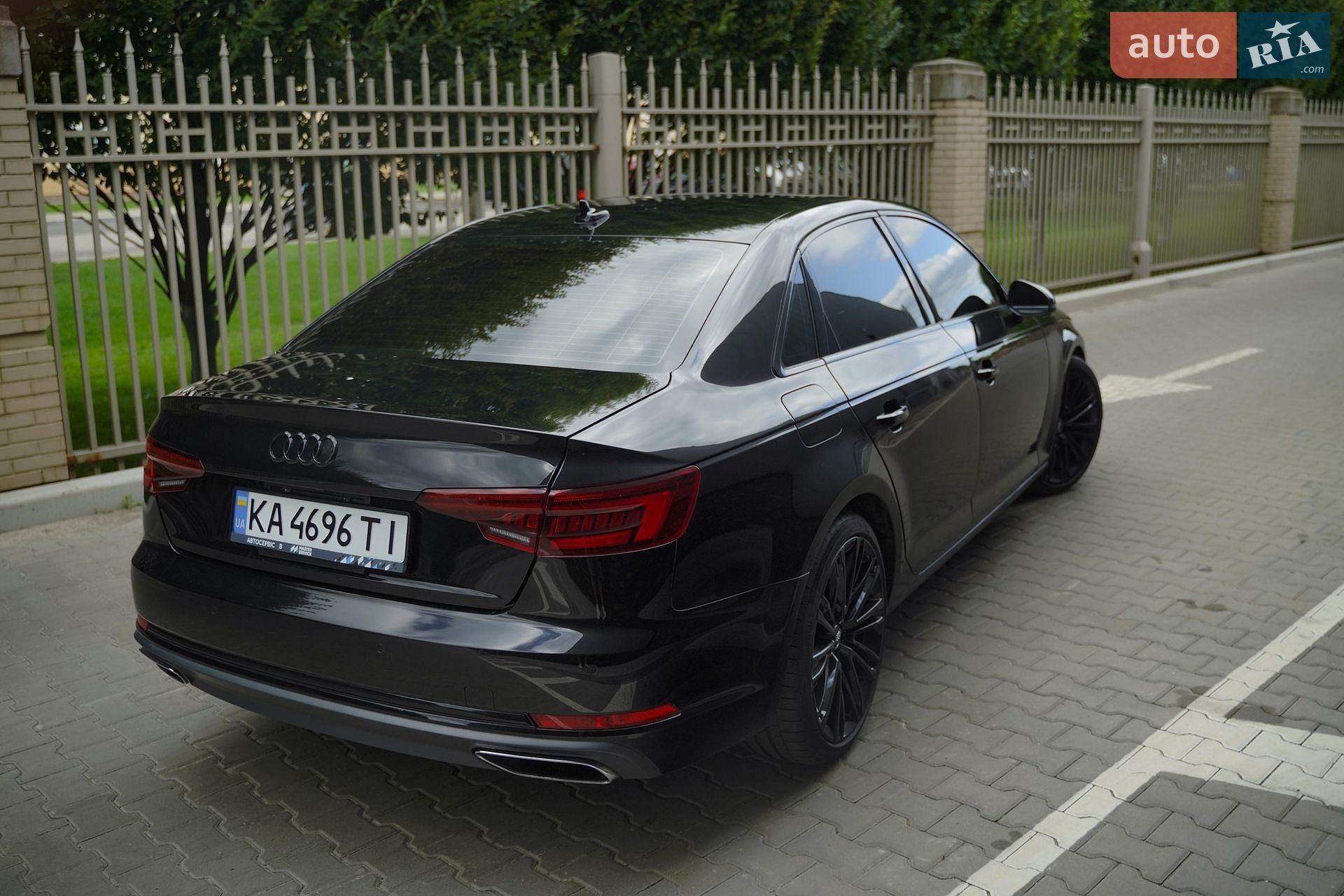Audi A4 2019 VIN WAUHMAF41KA062623 фото оголошення 8 з 23
