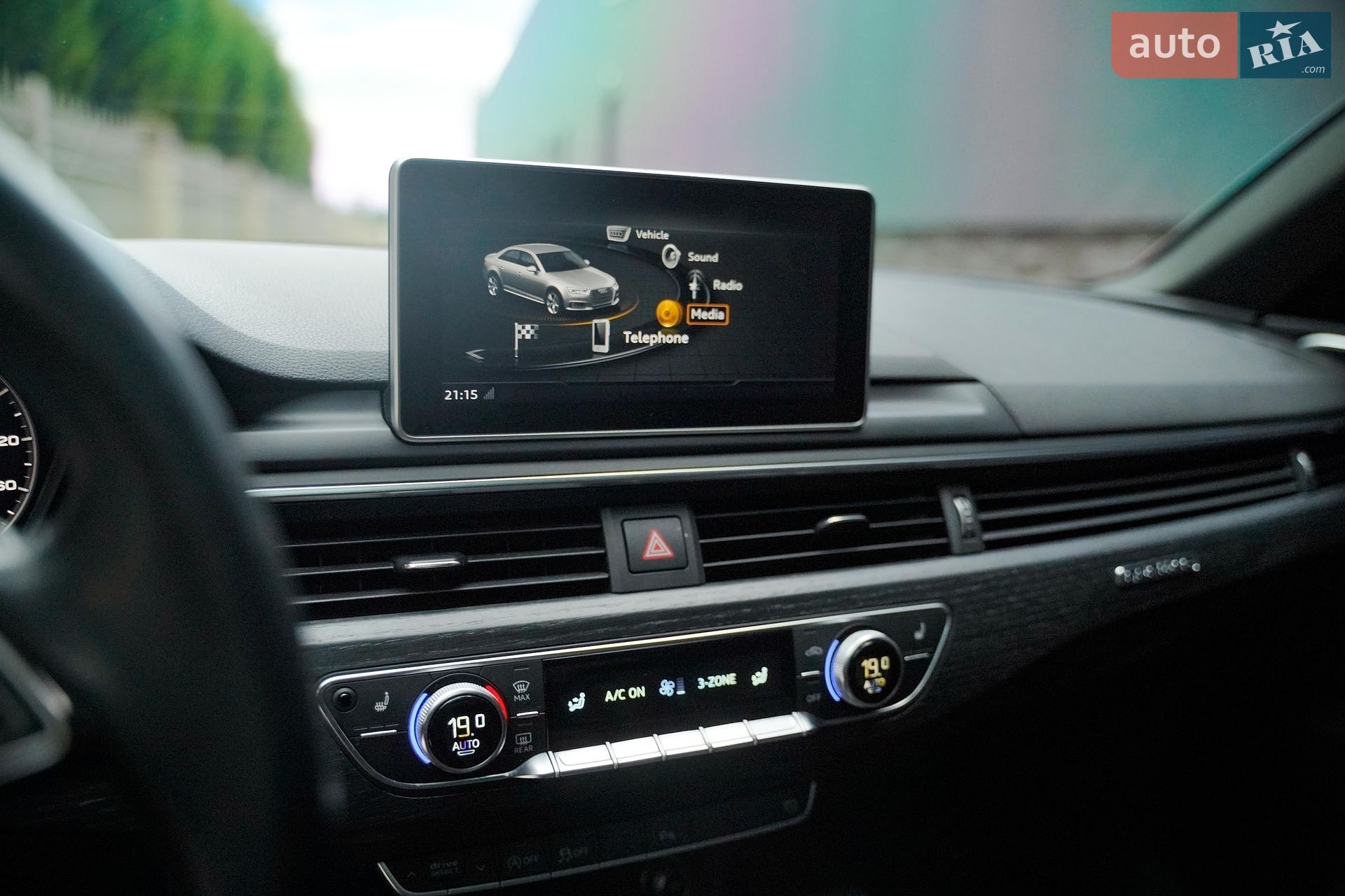 Audi A4 2019 VIN WAUHMAF41KA062623 фото оголошення 18 з 23