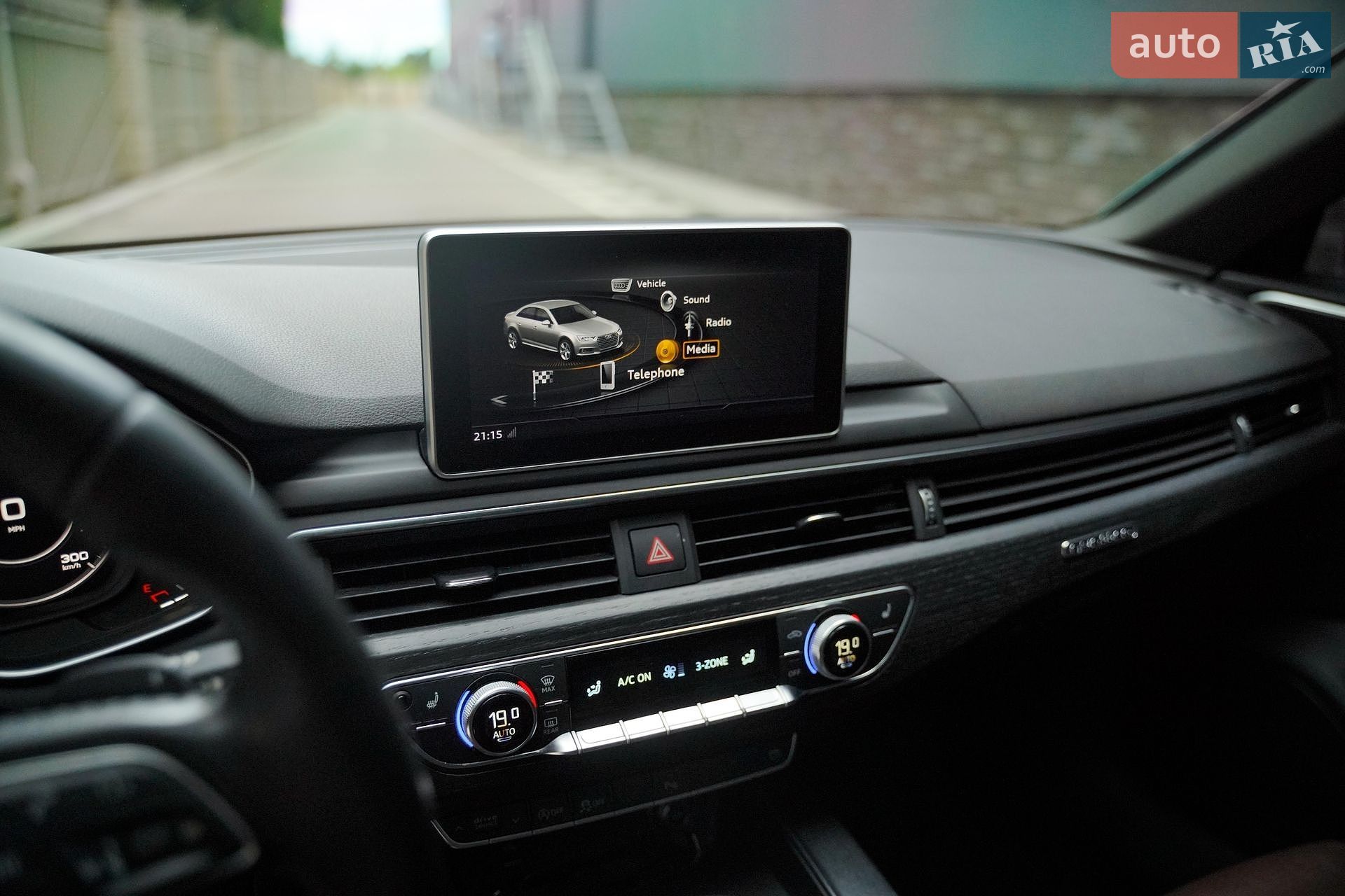 Audi A4 2019 VIN WAUHMAF41KA062623 фото оголошення 19 з 23