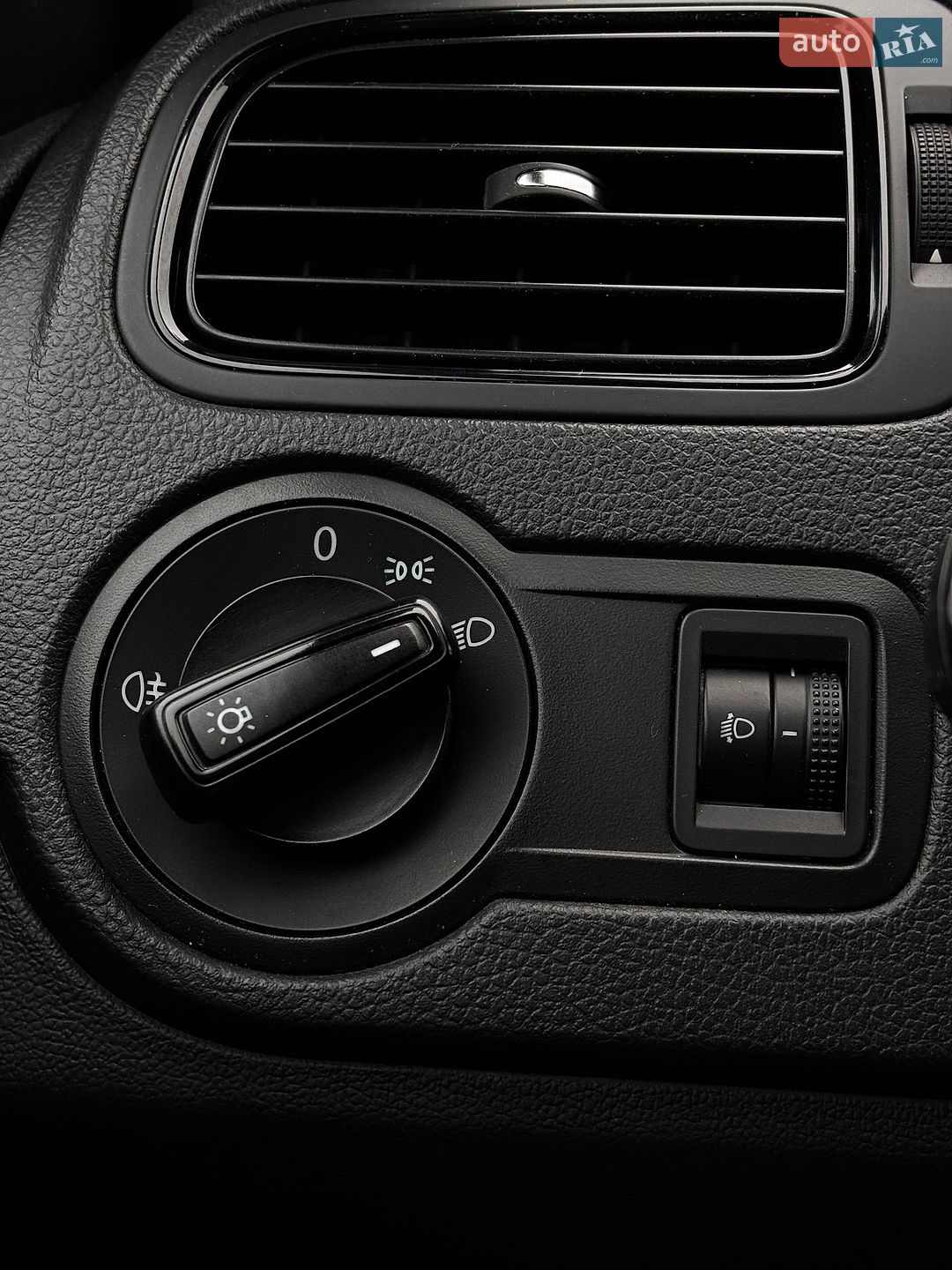Volkswagen Polo 2015 VIN WVWZZZ6RZFY245839 фото оголошення 22 з 31