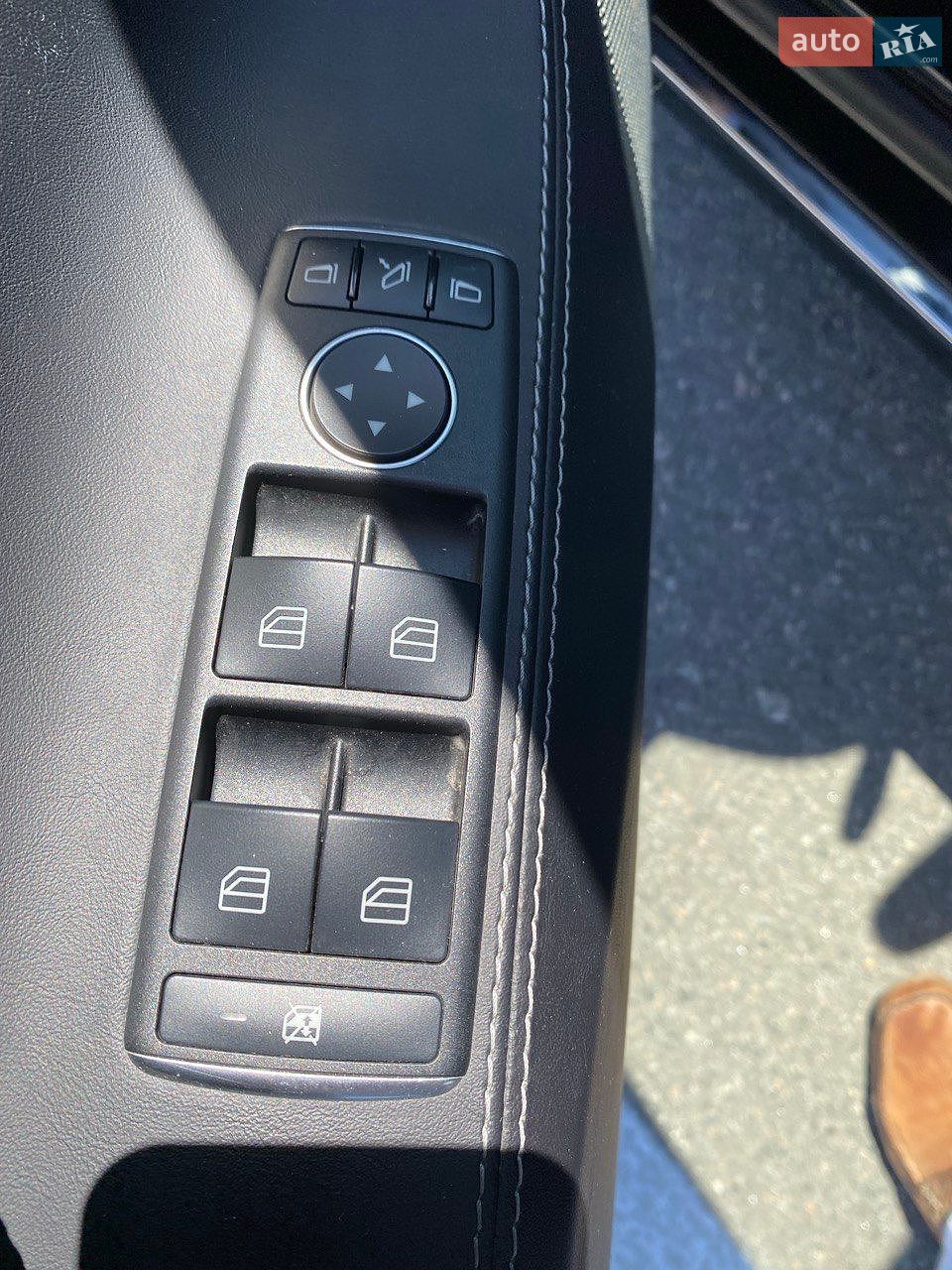 Tesla Model S 2018 VIN 5YJSA7E2XJF263401 фото оголошення 9 з 17