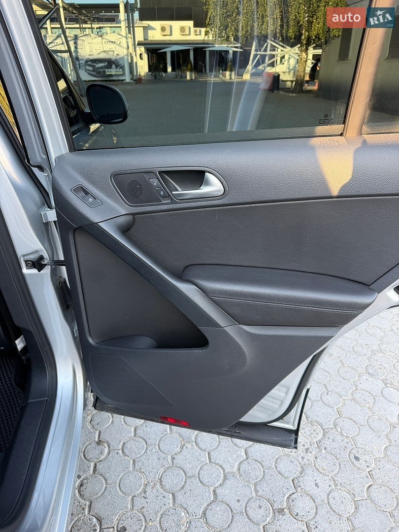 Volkswagen Tiguan 2016 VIN WVGBV7AX0HK021778 фото оголошення 16 з 26