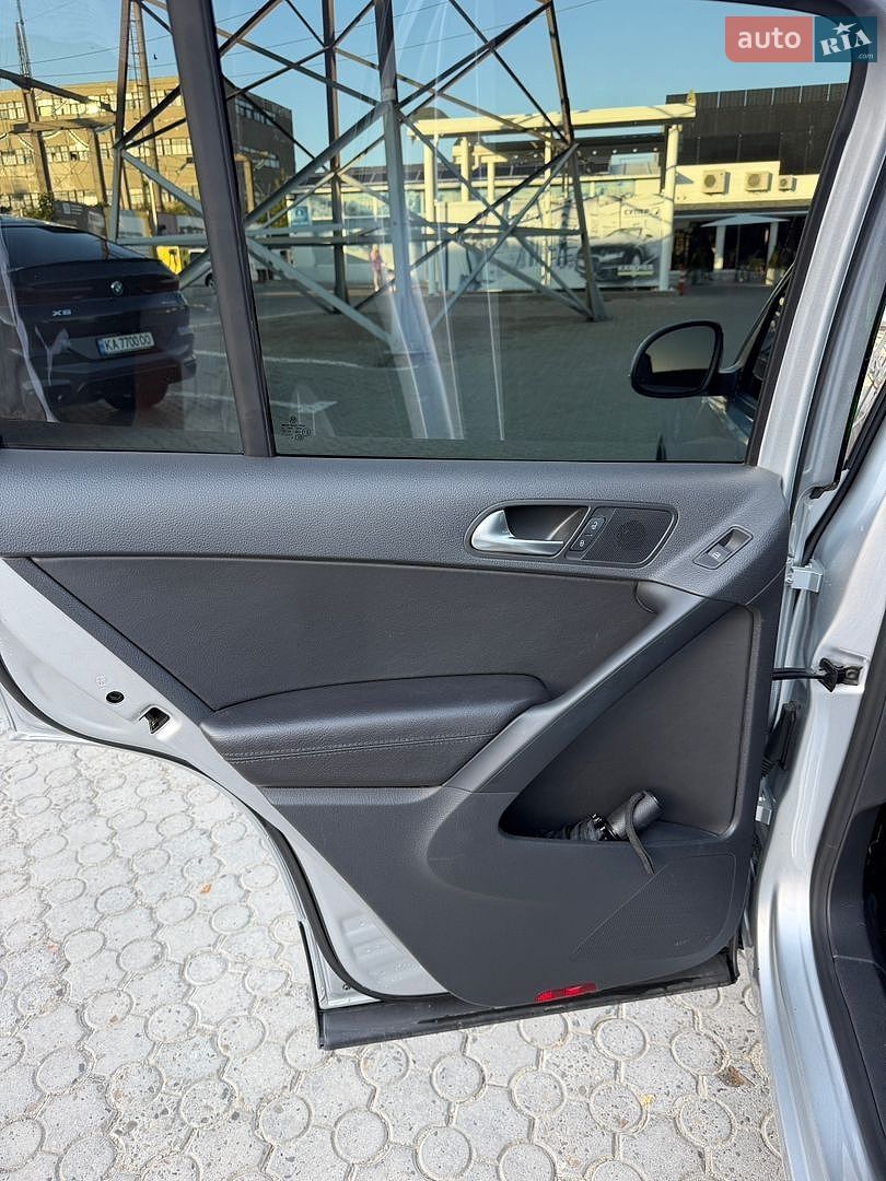 Volkswagen Tiguan 2016 VIN WVGBV7AX0HK021778 фото оголошення 17 з 26