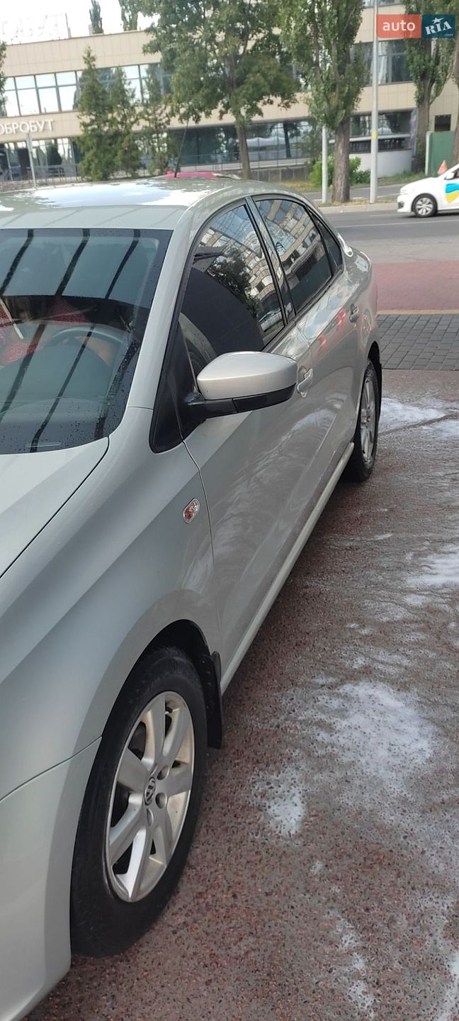 Volkswagen Polo 2011 VIN XW8ZZZ61ZCG011033 фото оголошення 4 з 31