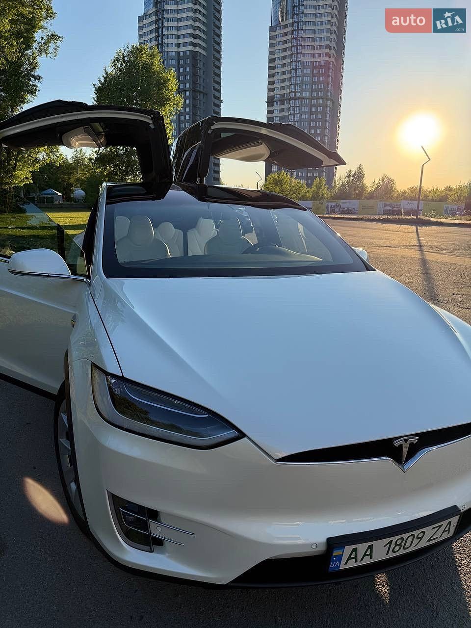 Tesla Model X 2017 VIN 5YJXCDE21HF075469 фото оголошення 2 з 22
