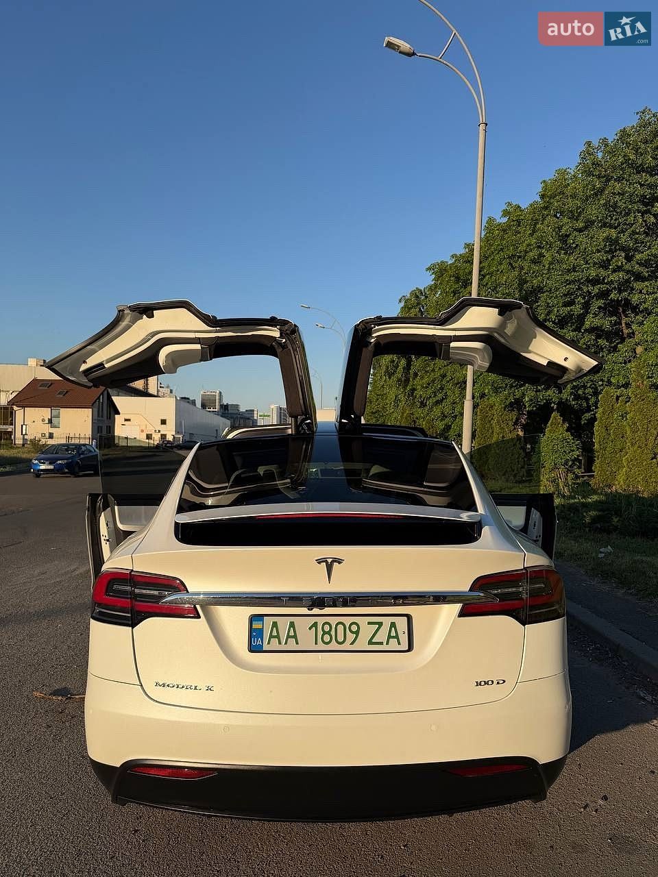 Tesla Model X 2017 VIN 5YJXCDE21HF075469 фото оголошення 4 з 22