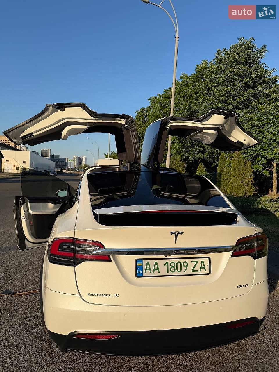 Tesla Model X 2017 VIN 5YJXCDE21HF075469 фото оголошення 3 з 22