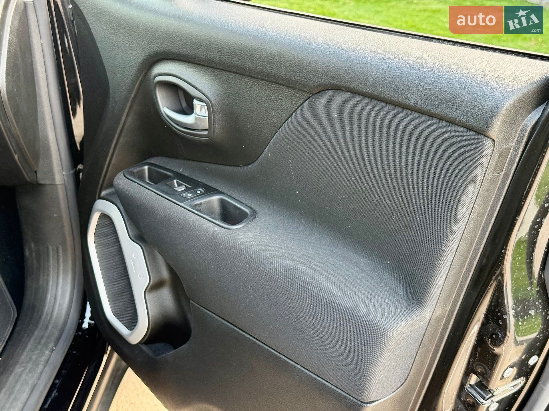 Jeep Renegade 2020 VIN ZACNJCAB4MPM35699 фото оголошення 8 з 40