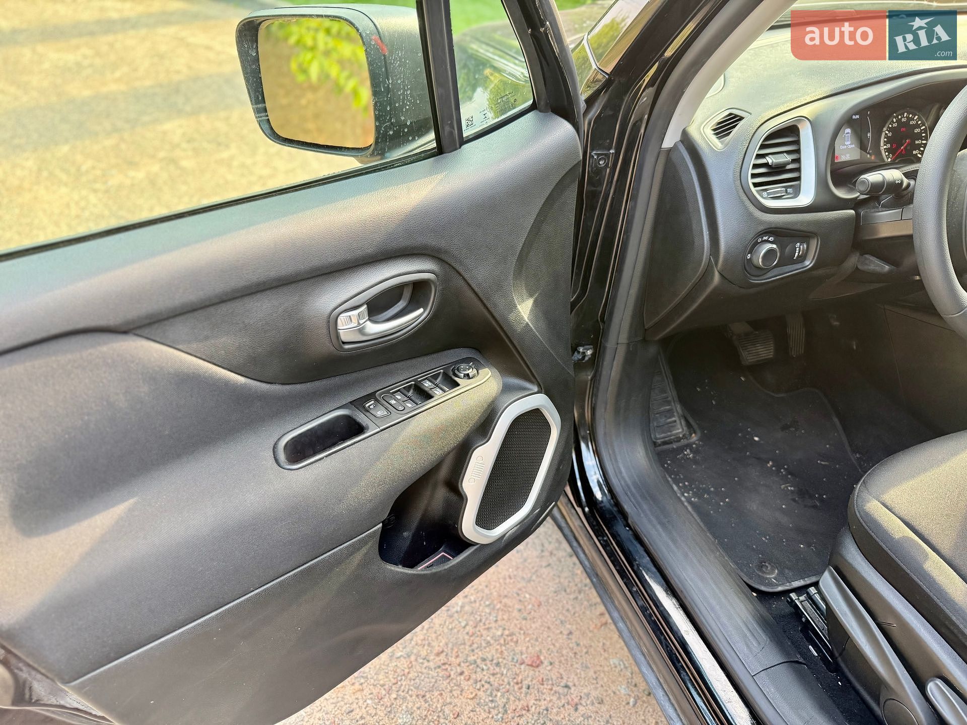 Jeep Renegade 2020 VIN ZACNJCAB4MPM35699 фото оголошення 38 з 40