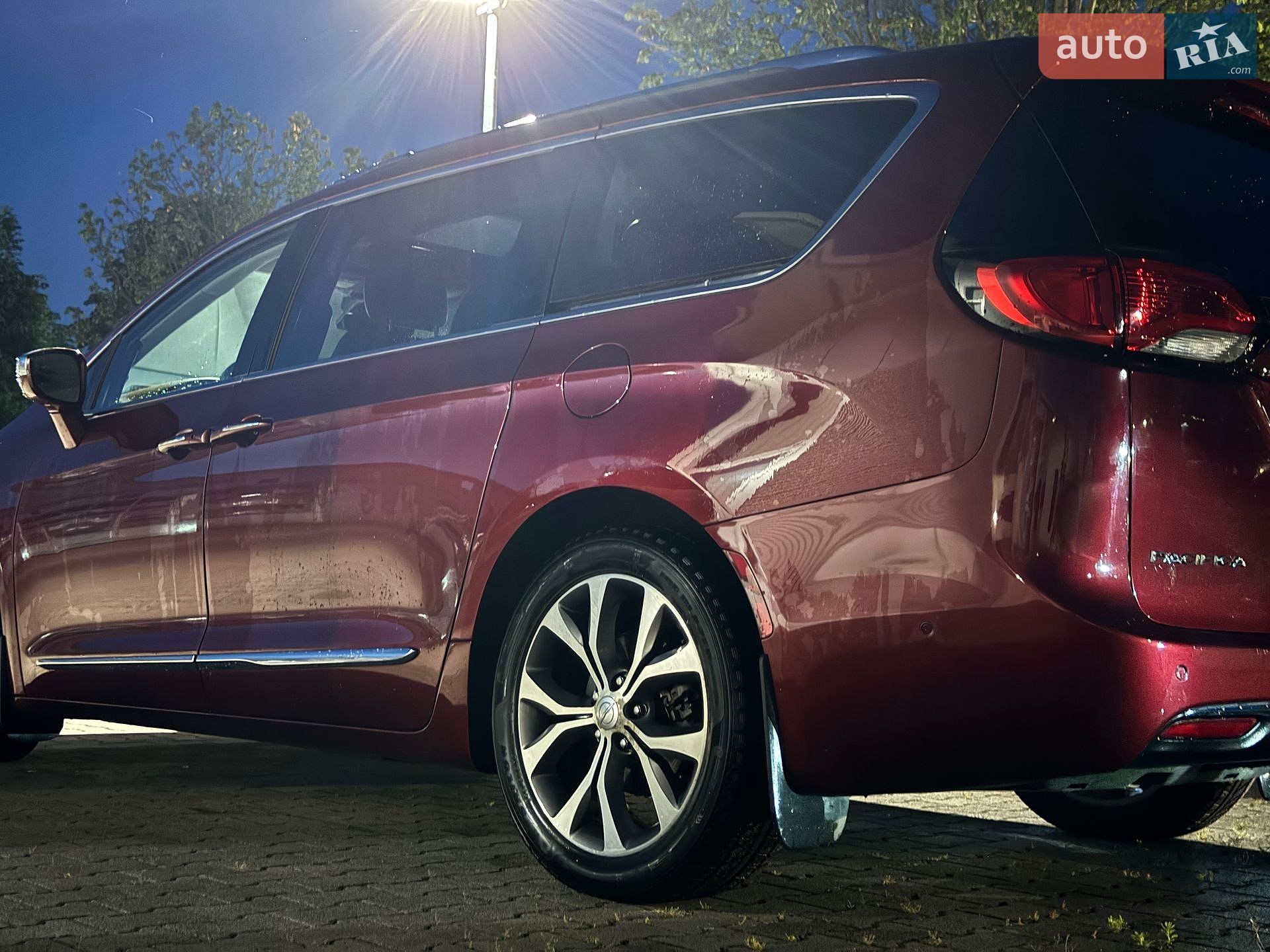 Chrysler Pacifica 2016 VIN 2C4RC1GG0HR528100 фото оголошення 2 з 16