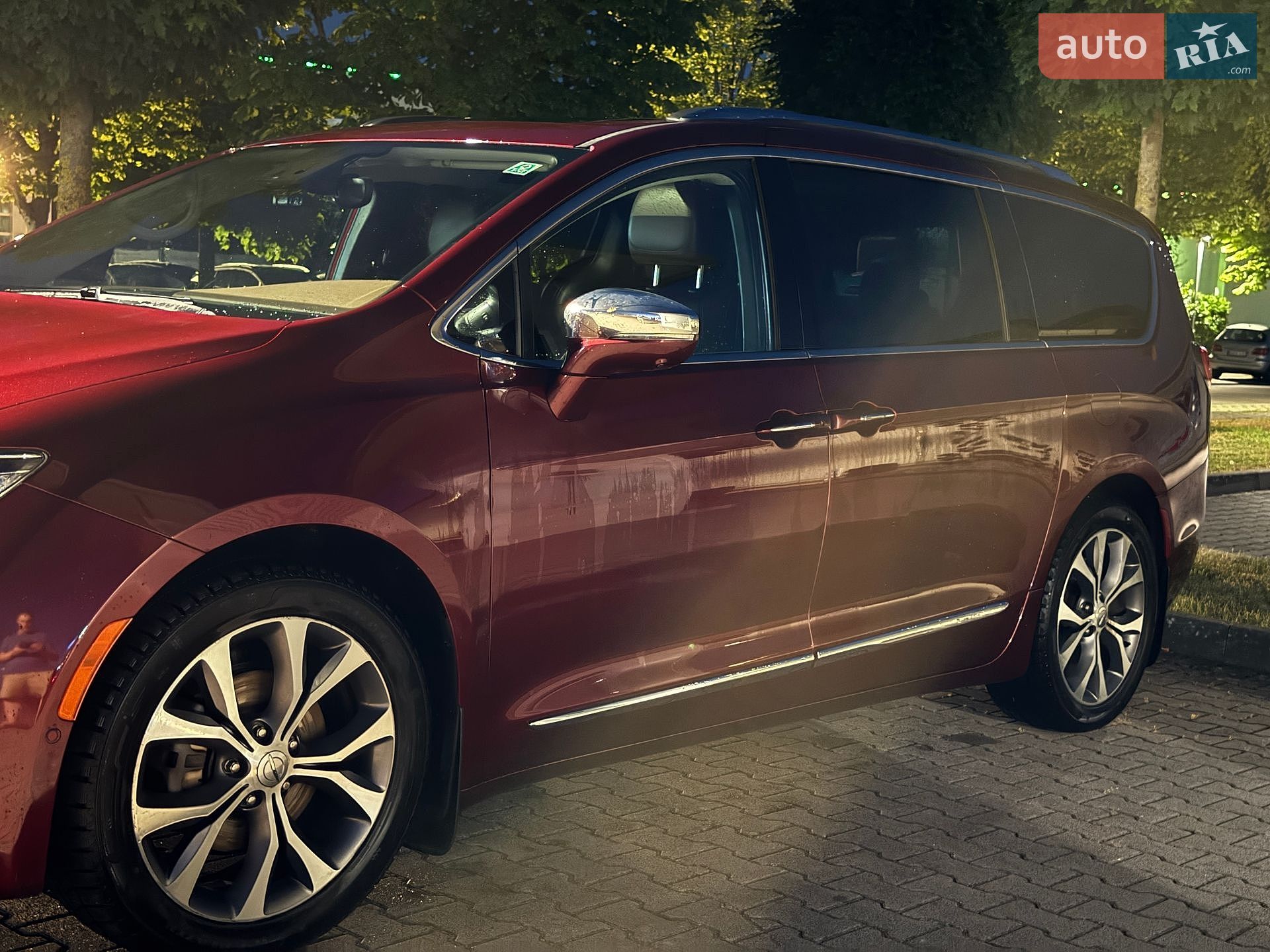 Chrysler Pacifica 2016 VIN 2C4RC1GG0HR528100 фото оголошення 3 з 16