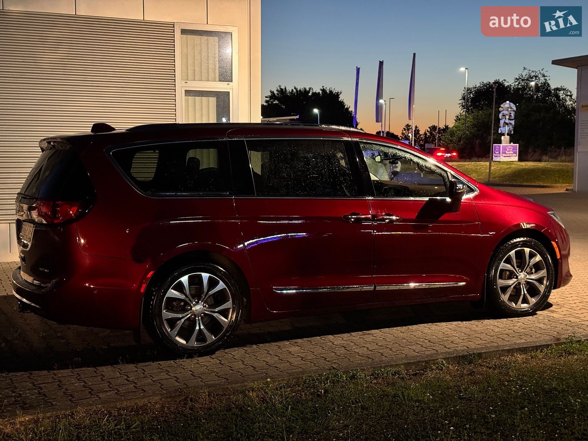 Chrysler Pacifica 2016 VIN 2C4RC1GG0HR528100 фото оголошення 4 з 16