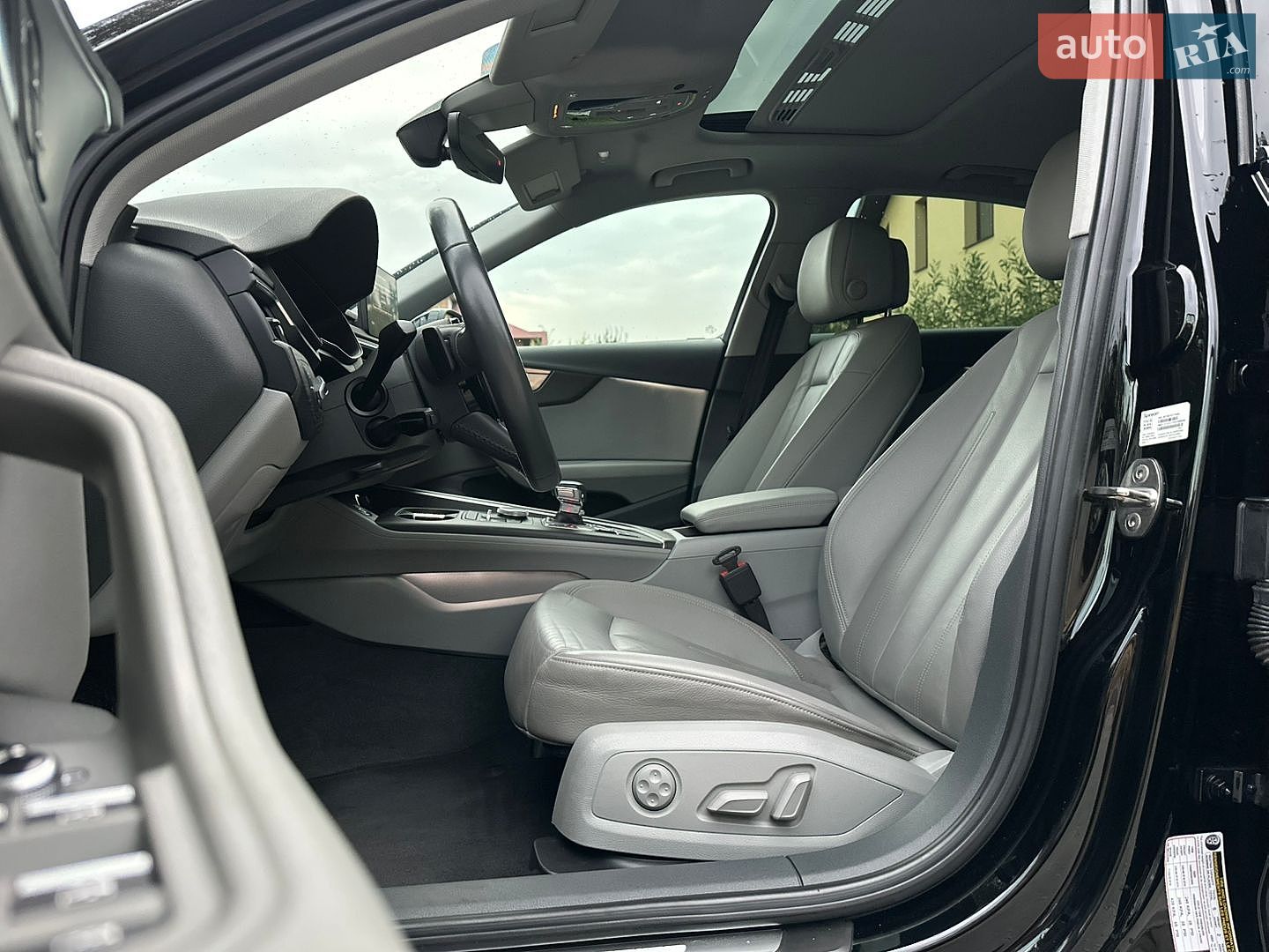 Audi A4 2019 VIN WAUGMAF49KN013674 фото оголошення 16 з 35