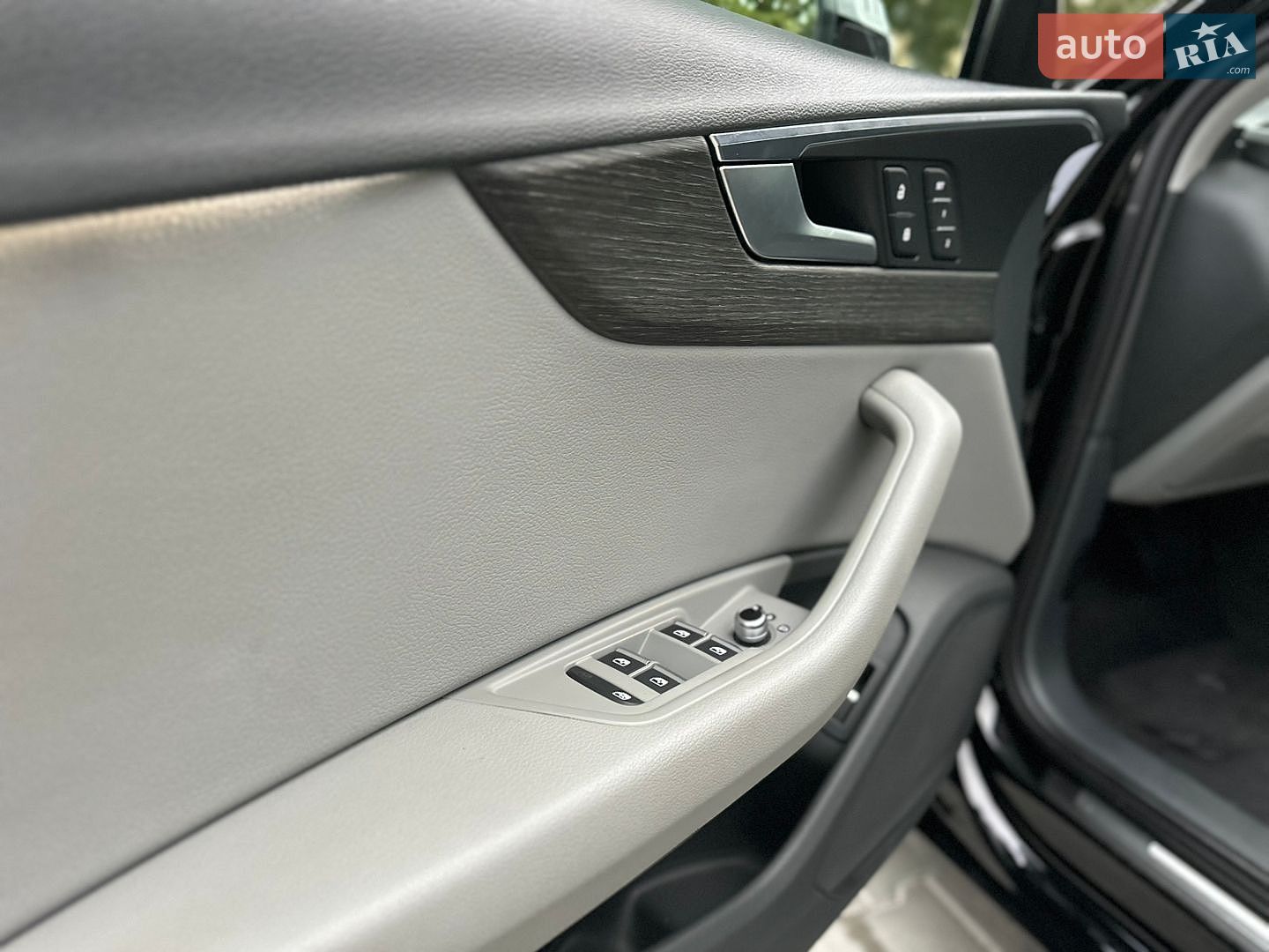 Audi A4 2019 VIN WAUGMAF49KN013674 фото оголошення 17 з 35