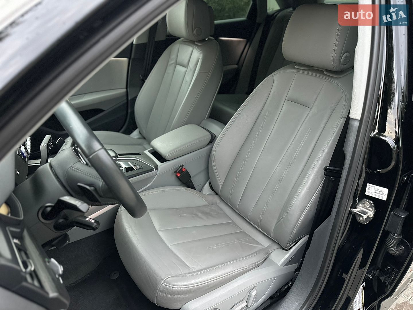 Audi A4 2019 VIN WAUGMAF49KN013674 фото оголошення 19 з 35