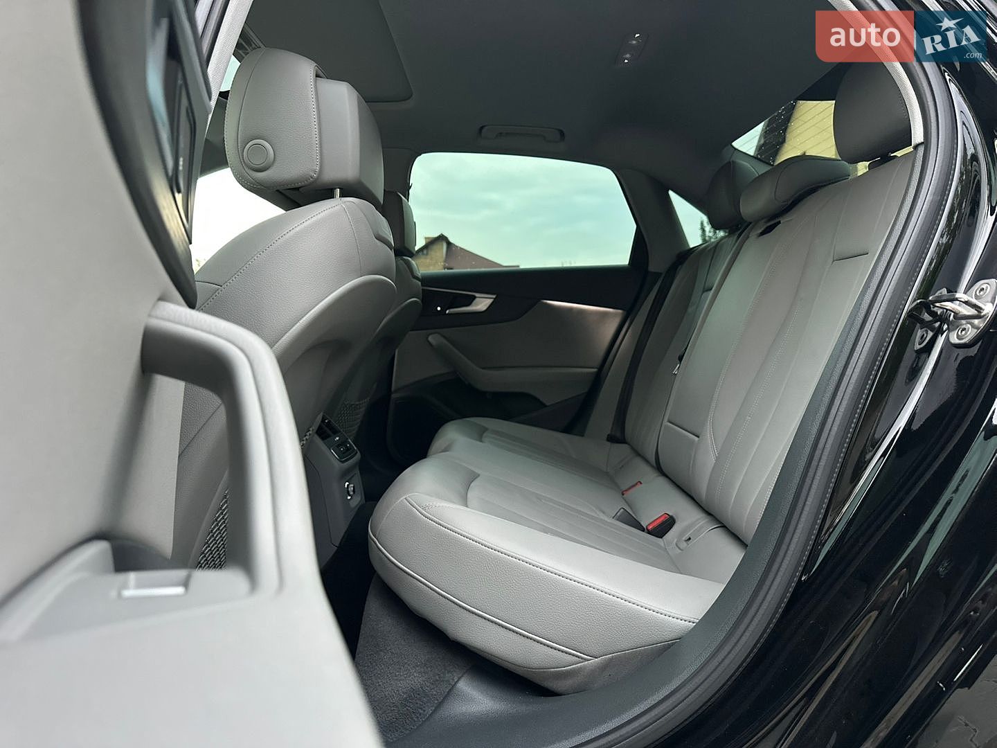 Audi A4 2019 VIN WAUGMAF49KN013674 фото оголошення 25 з 35