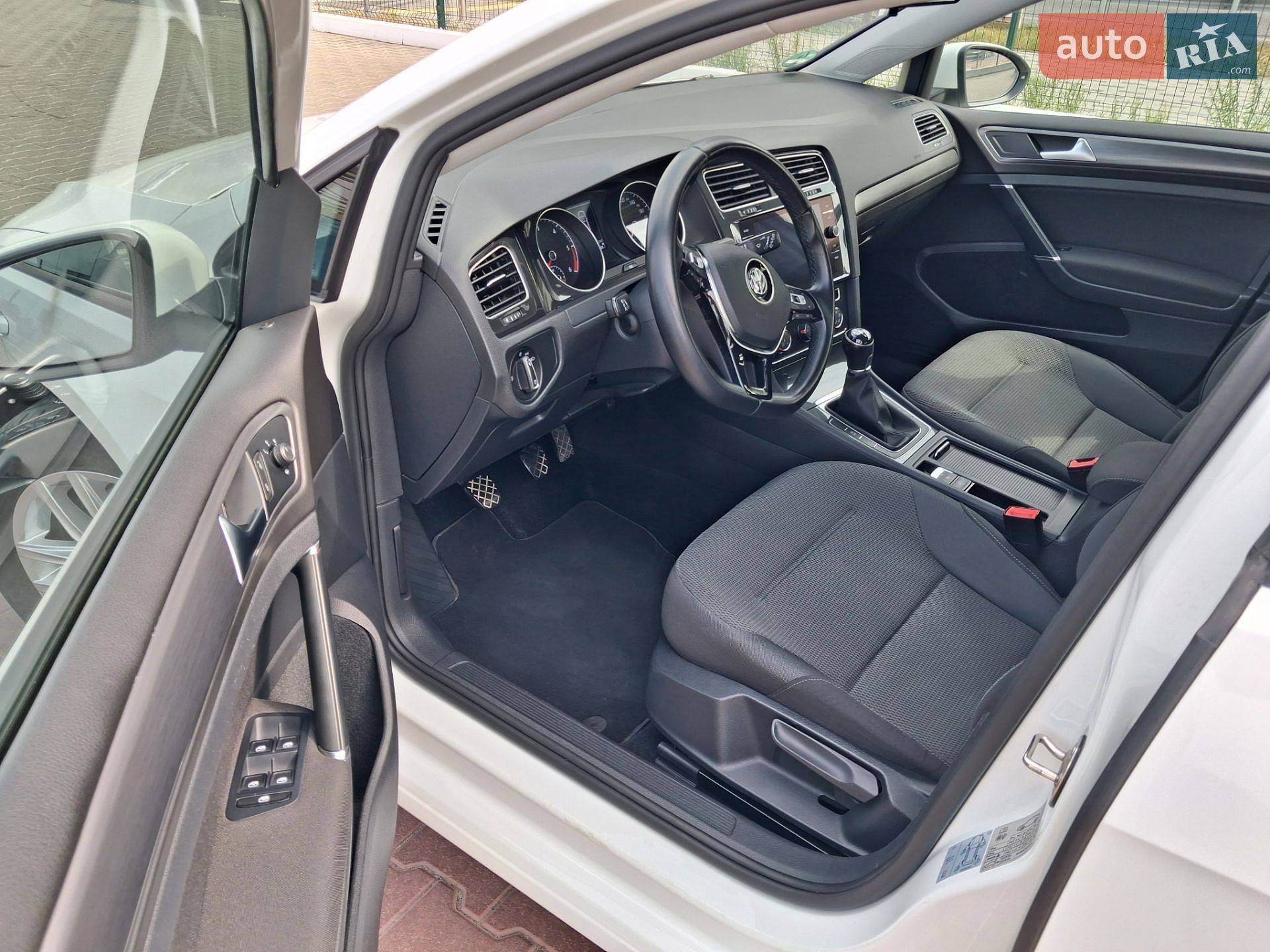 Volkswagen Golf 2017 VIN WVWZZZAUZJP528931 фото оголошення 13 з 33