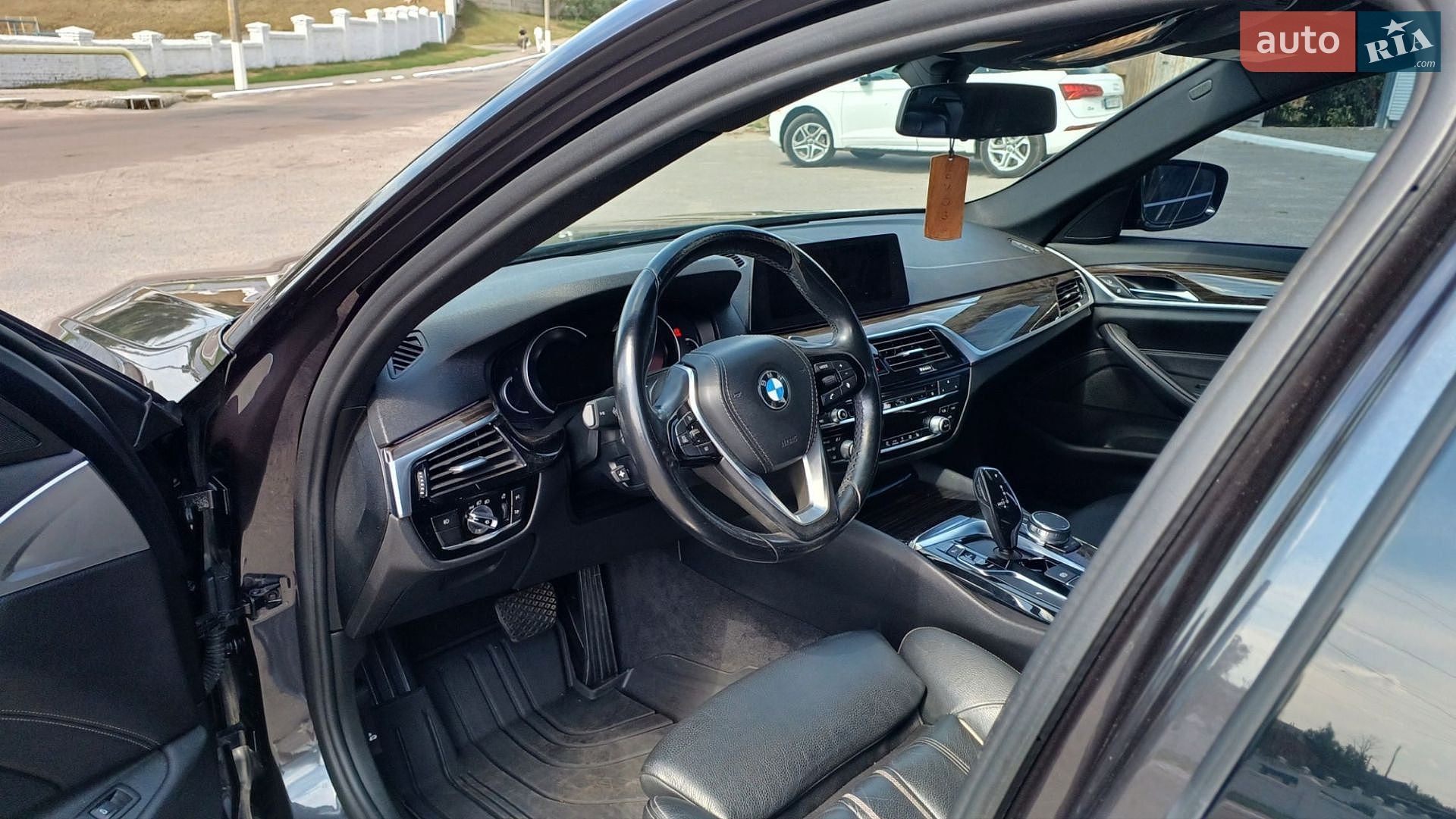 BMW 5 Series 2018 VIN WBAJA5C55JWA36853 фото оголошення 15 з 28