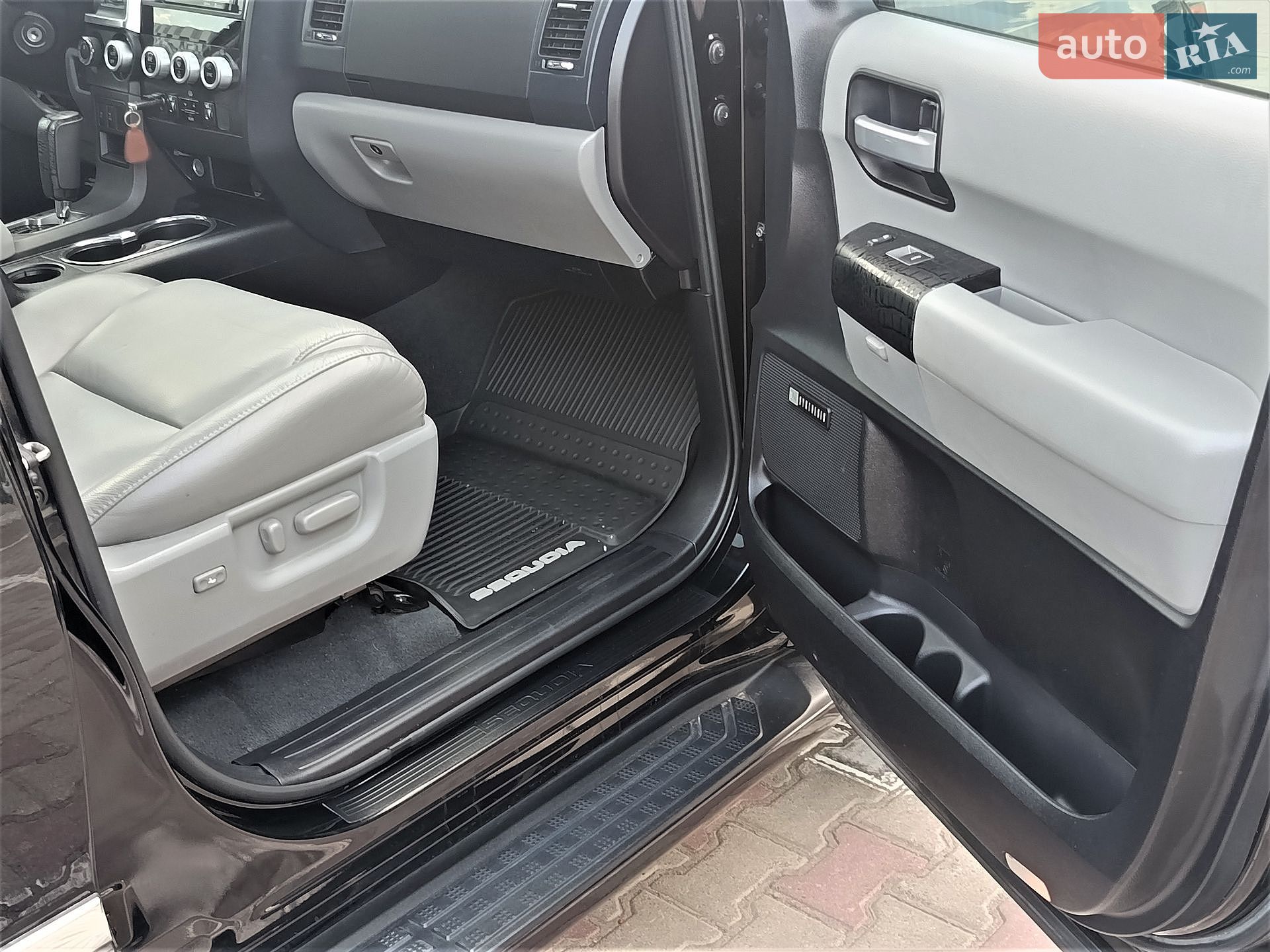 Toyota Sequoia 2018 VIN 5TDJY5G13KS167560 фото оголошення 28 з 57