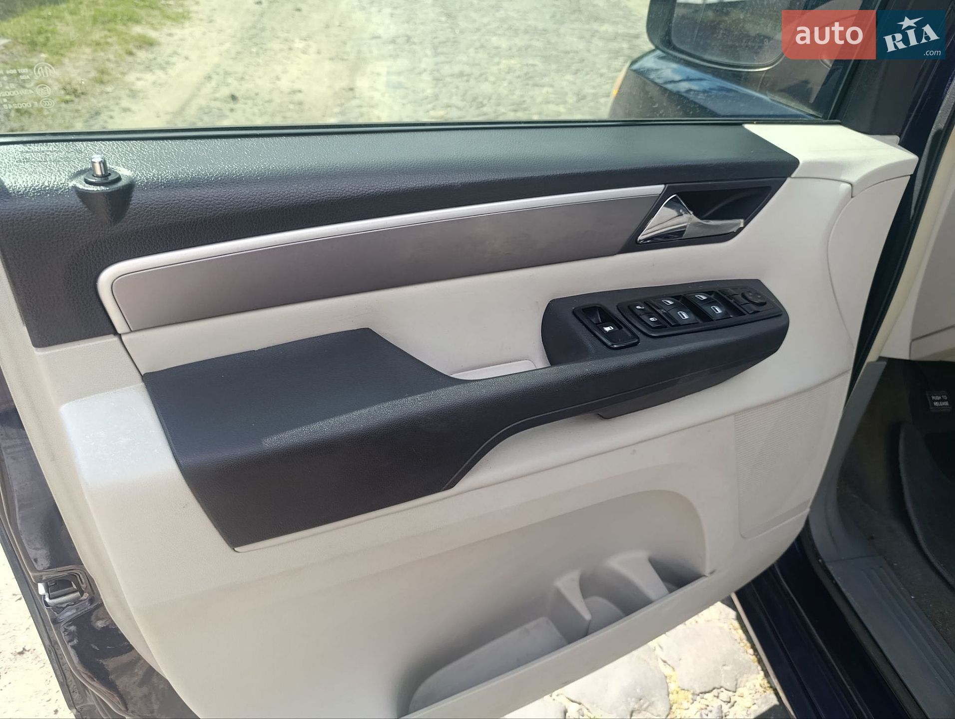 Volkswagen Routan 2013 VIN 2C4RVABG7ER134381 фото оголошення 16 з 45