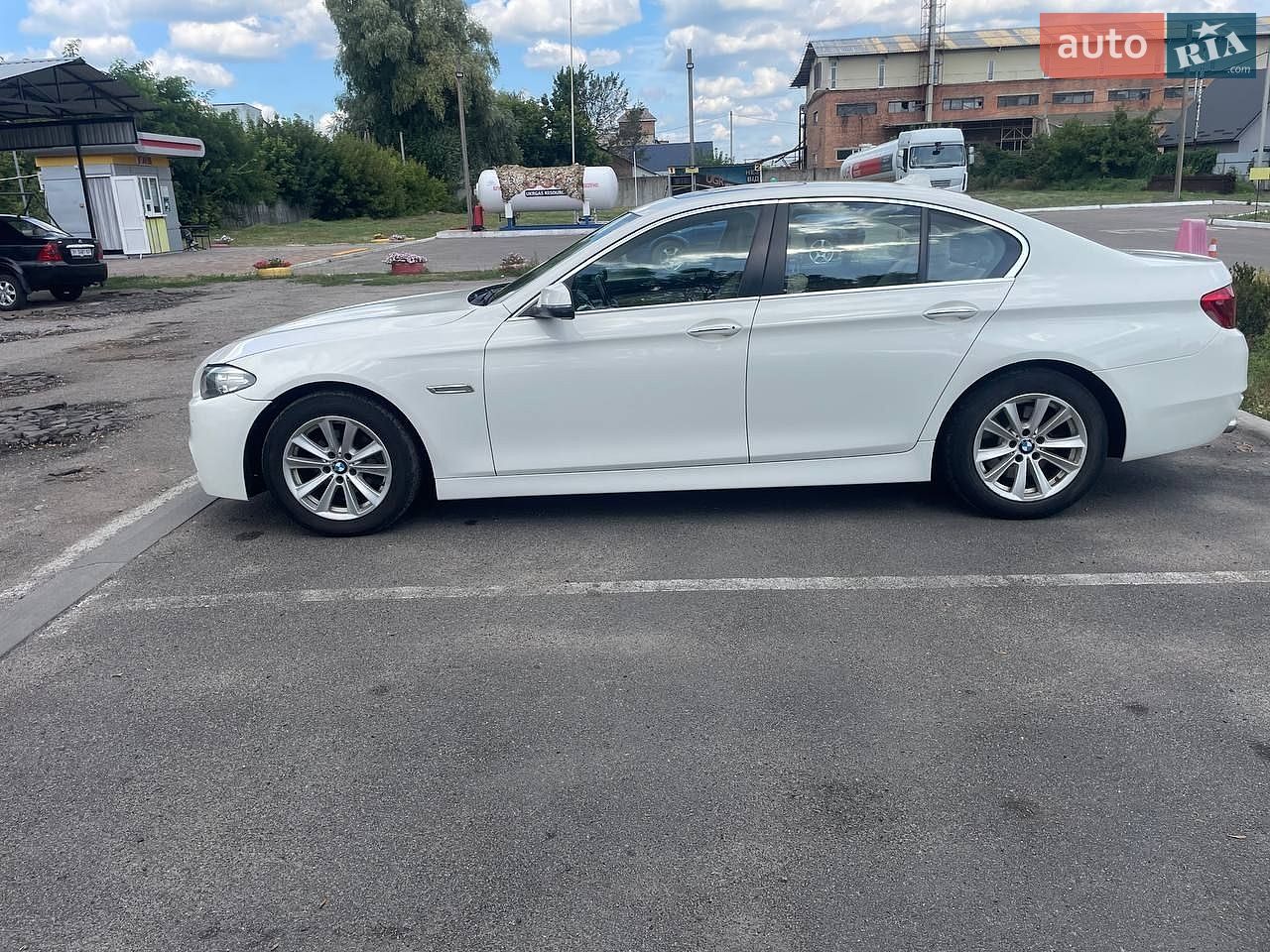BMW 5 Series 2015 VIN WBA5A5C53GD526677 фото оголошення 8 з 16