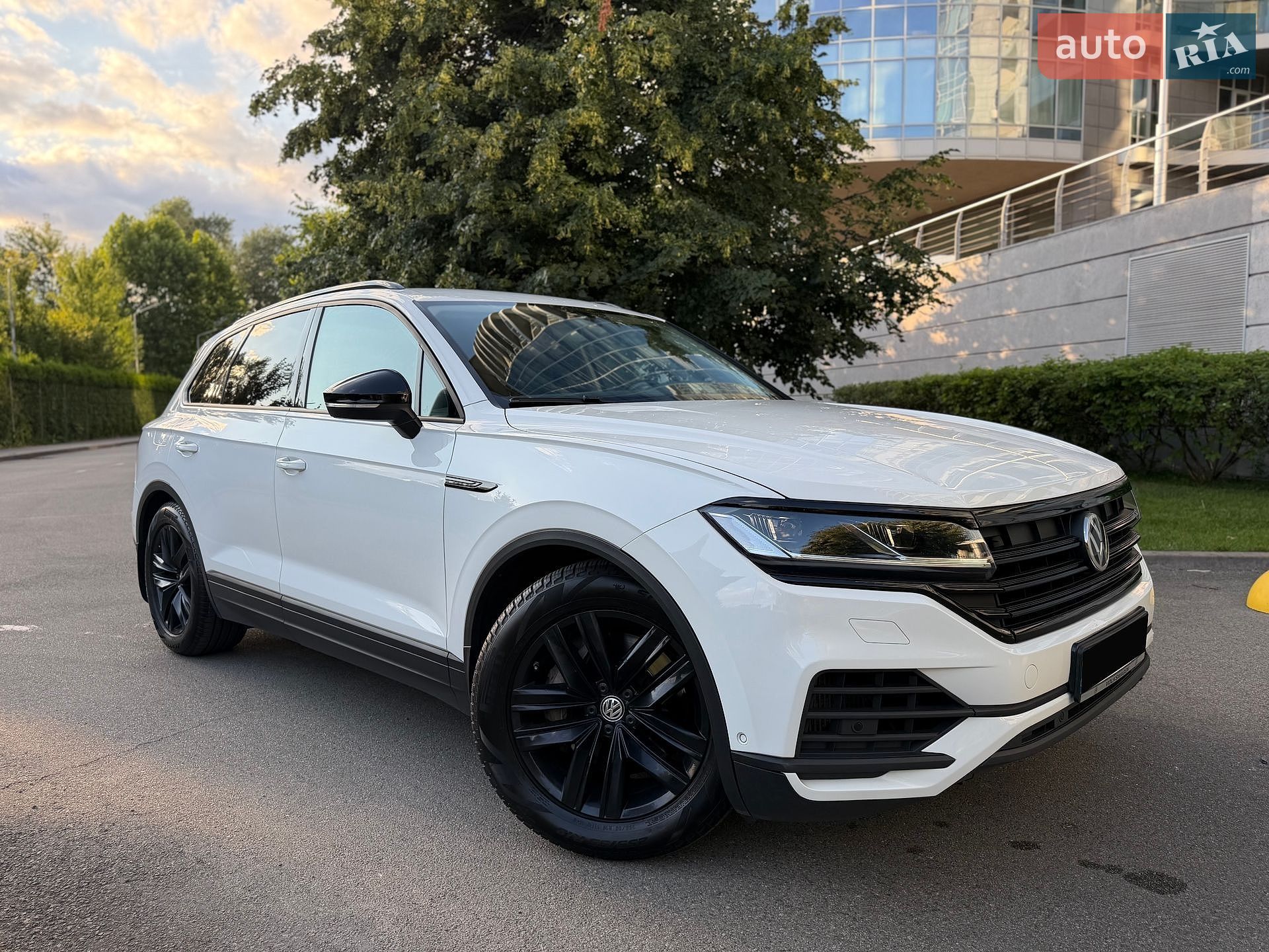 Volkswagen Touareg 2019 VIN WVGZZZCRZLD008985 фото оголошення 2 з 30