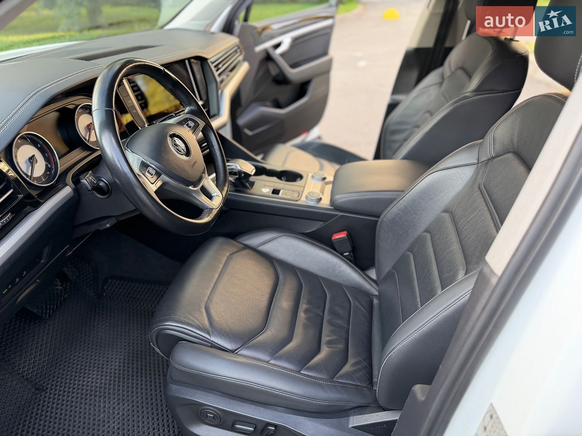 Volkswagen Touareg 2019 VIN WVGZZZCRZLD008985 фото оголошення 21 з 30