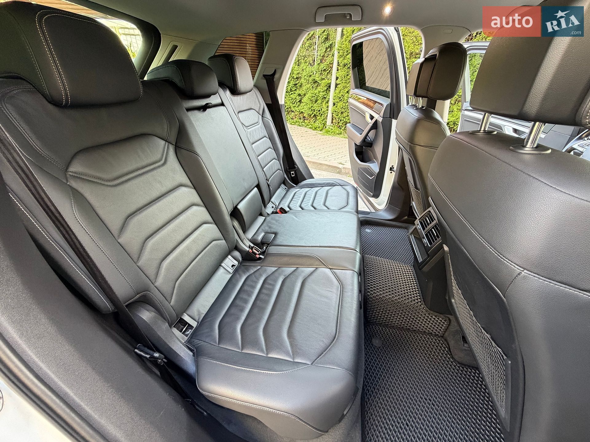 Volkswagen Touareg 2019 VIN WVGZZZCRZLD008985 фото оголошення 19 з 30