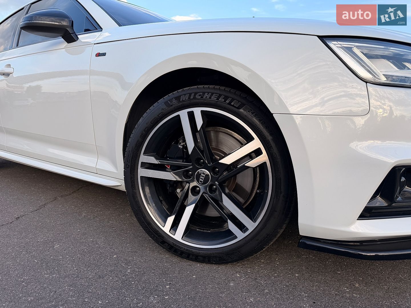 Audi A4 2017 VIN WAUENAF43JA061066 фото оголошення 4 з 54