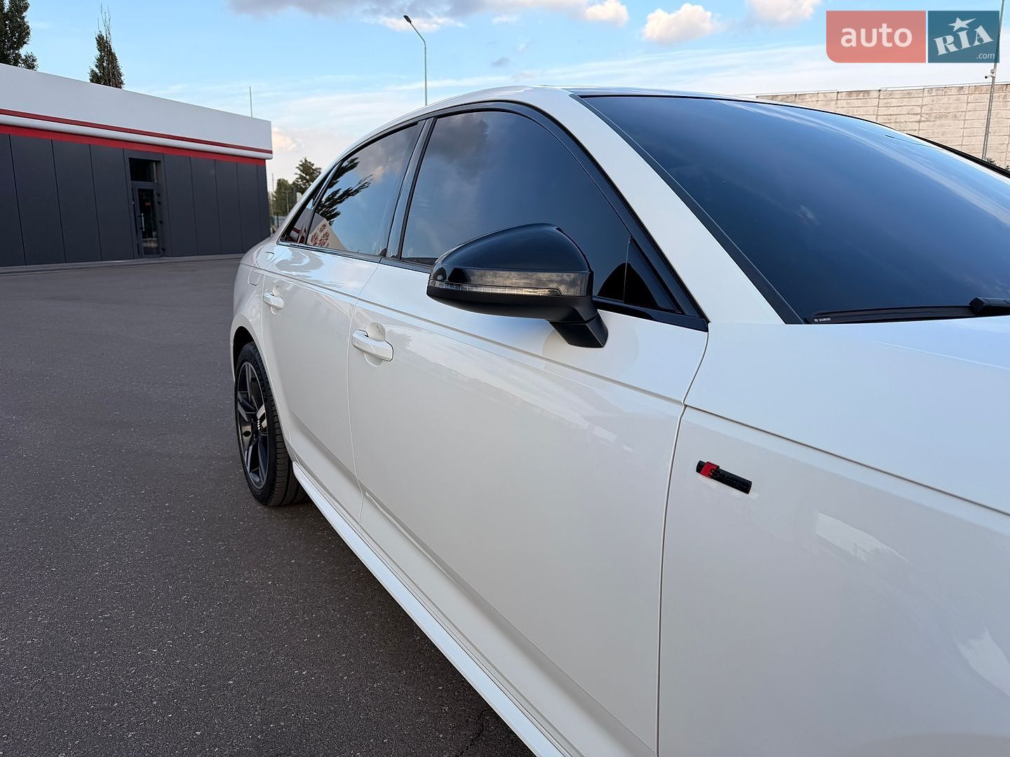 Audi A4 2017 VIN WAUENAF43JA061066 фото оголошення 5 з 54