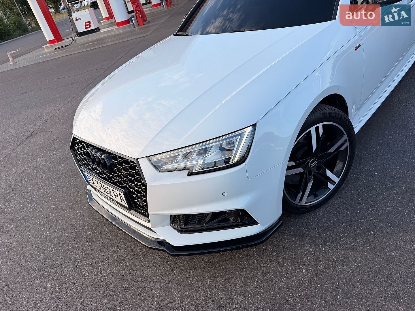 Audi A4 2017 VIN WAUENAF43JA061066 фото оголошення 13 з 54