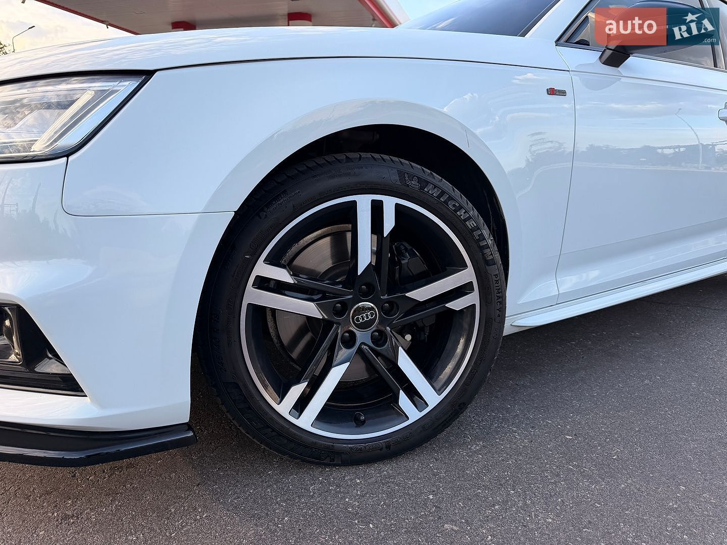 Audi A4 2017 VIN WAUENAF43JA061066 фото оголошення 14 з 54