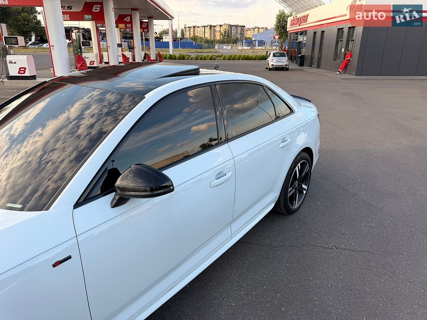 Audi A4 2017 VIN WAUENAF43JA061066 фото оголошення 15 з 54