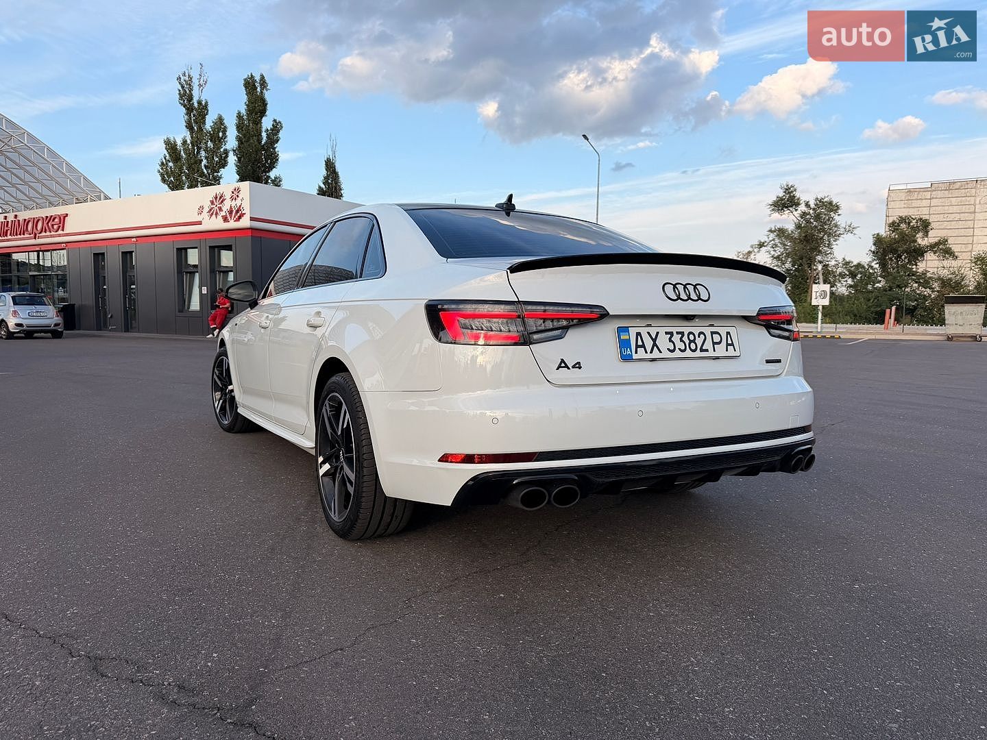 Audi A4 2017 VIN WAUENAF43JA061066 фото оголошення 16 з 54