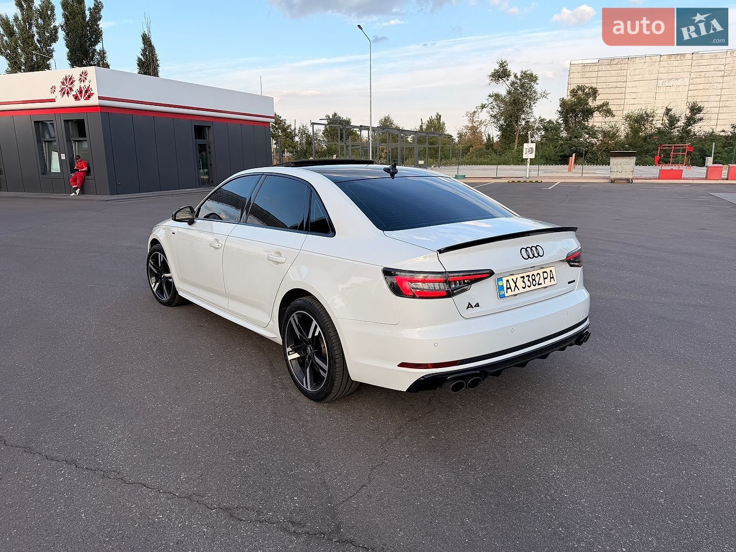 Audi A4 2017 VIN WAUENAF43JA061066 фото оголошення 17 з 54