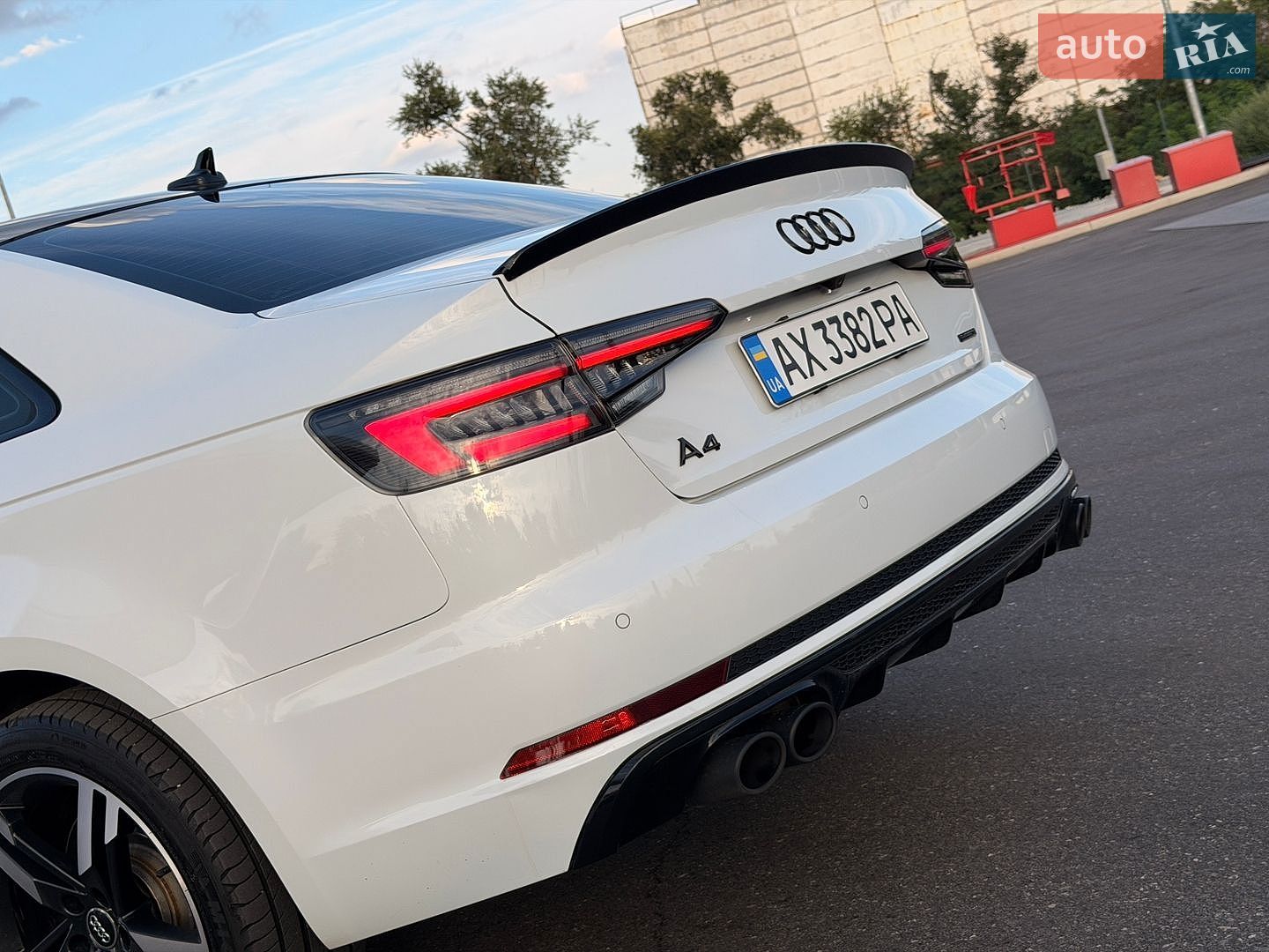 Audi A4 2017 VIN WAUENAF43JA061066 фото оголошення 18 з 54