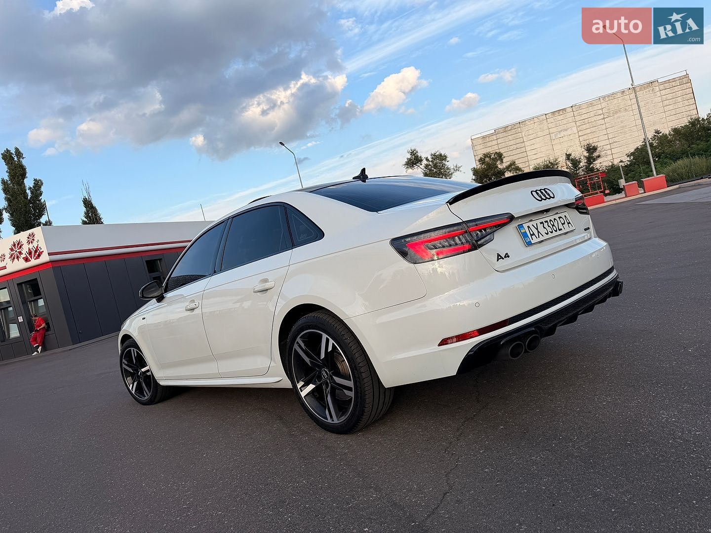 Audi A4 2017 VIN WAUENAF43JA061066 фото оголошення 19 з 54