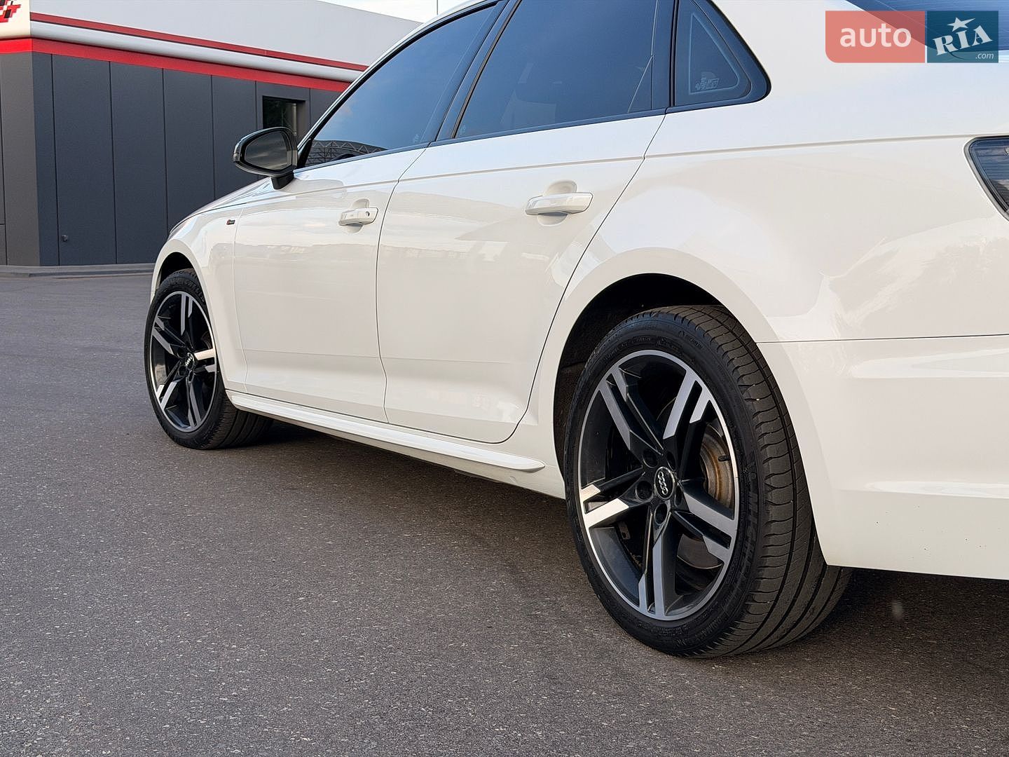 Audi A4 2017 VIN WAUENAF43JA061066 фото оголошення 21 з 54