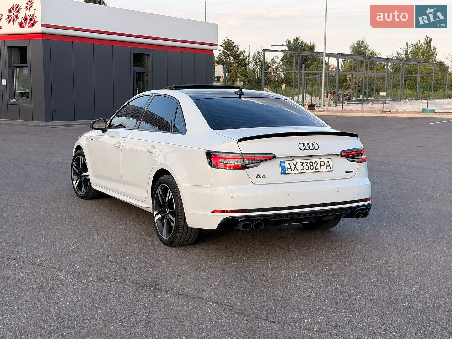 Audi A4 2017 VIN WAUENAF43JA061066 фото оголошення 23 з 54