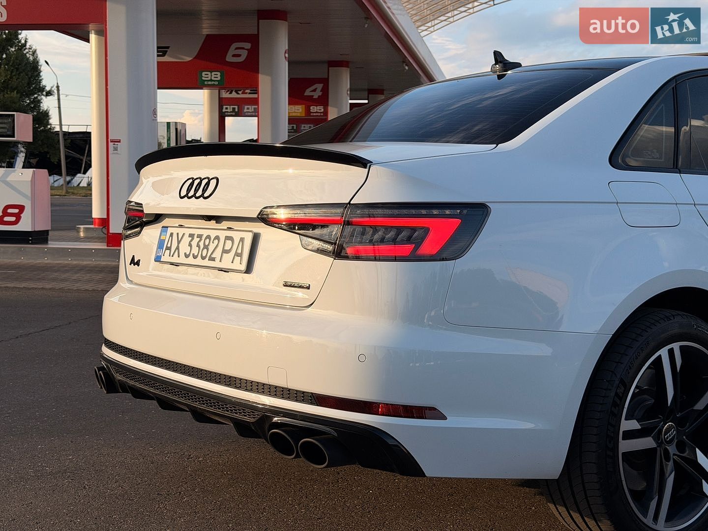Audi A4 2017 VIN WAUENAF43JA061066 фото оголошення 27 з 54