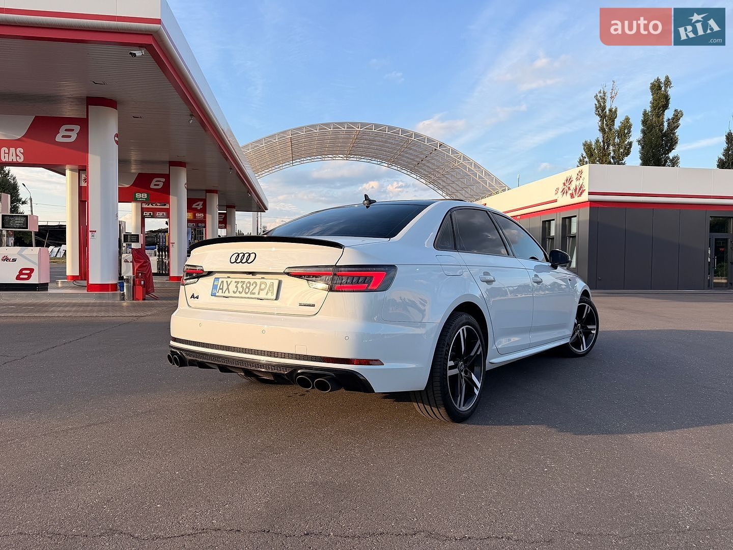 Audi A4 2017 VIN WAUENAF43JA061066 фото оголошення 26 з 54